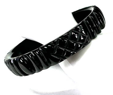 Vintage carved black plastic bracelet bangle.: Vintage carved black plastic bracelet bangle. Unmarked. For measures please refer to the pictures taken with a measuring tape. Weight: 18 Grams. This is a NO RESERVE AUCTION: there are no hidden or co
