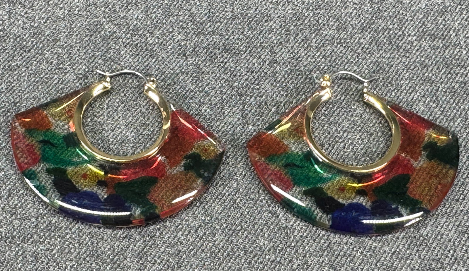 Vintage 80s floral plastic goldtoned metal pierced earrings: Vintage 80s floral plastic goldtoned metal pierced earrings. For measures please refer to the pictures taken with a measuring tape. Weight: 9 Grams. IN HOUSE Estimated* SHIPPING & HANDLING COST WITHIN