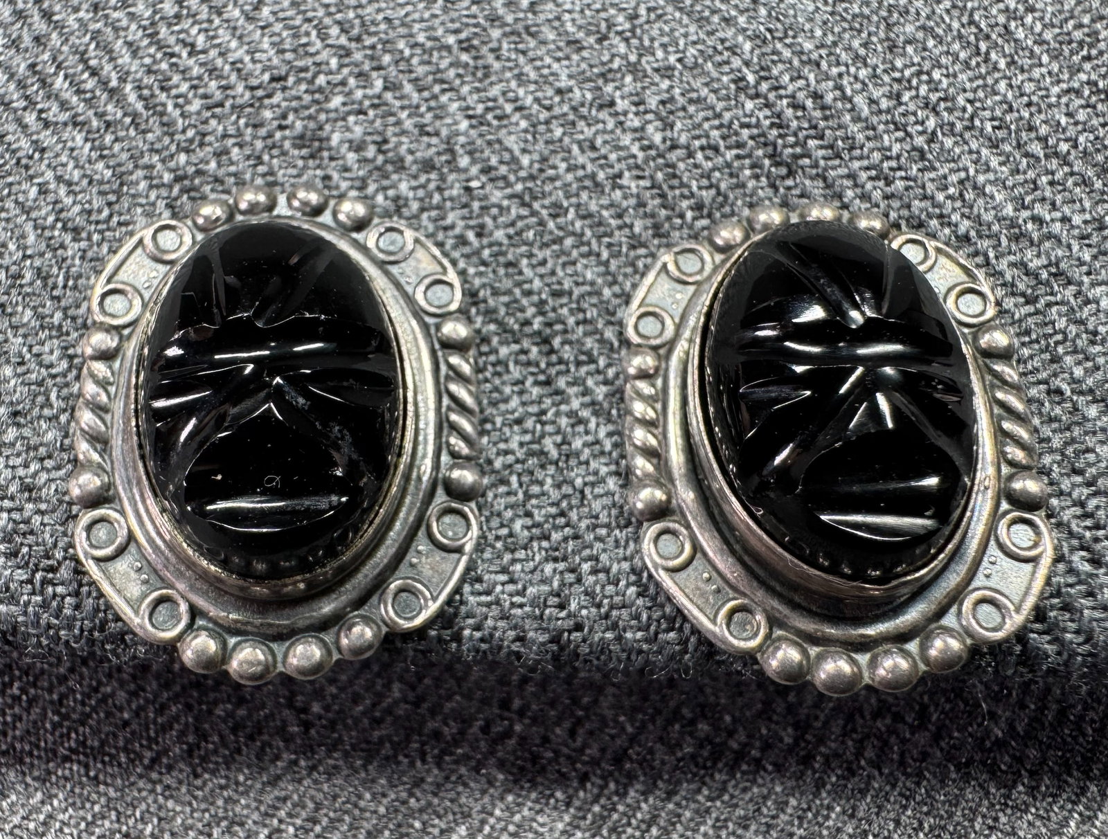 Vintage Mexican carved onix mask sterling silver screw back earrings: Vintage Mexican carved onix mask sterling silver screw back earrings. Marked sterling. For measures please refer to the pictures taken with a measuring tape. Weight: 11.11 Grams. IN HOUSE Estimated* S
