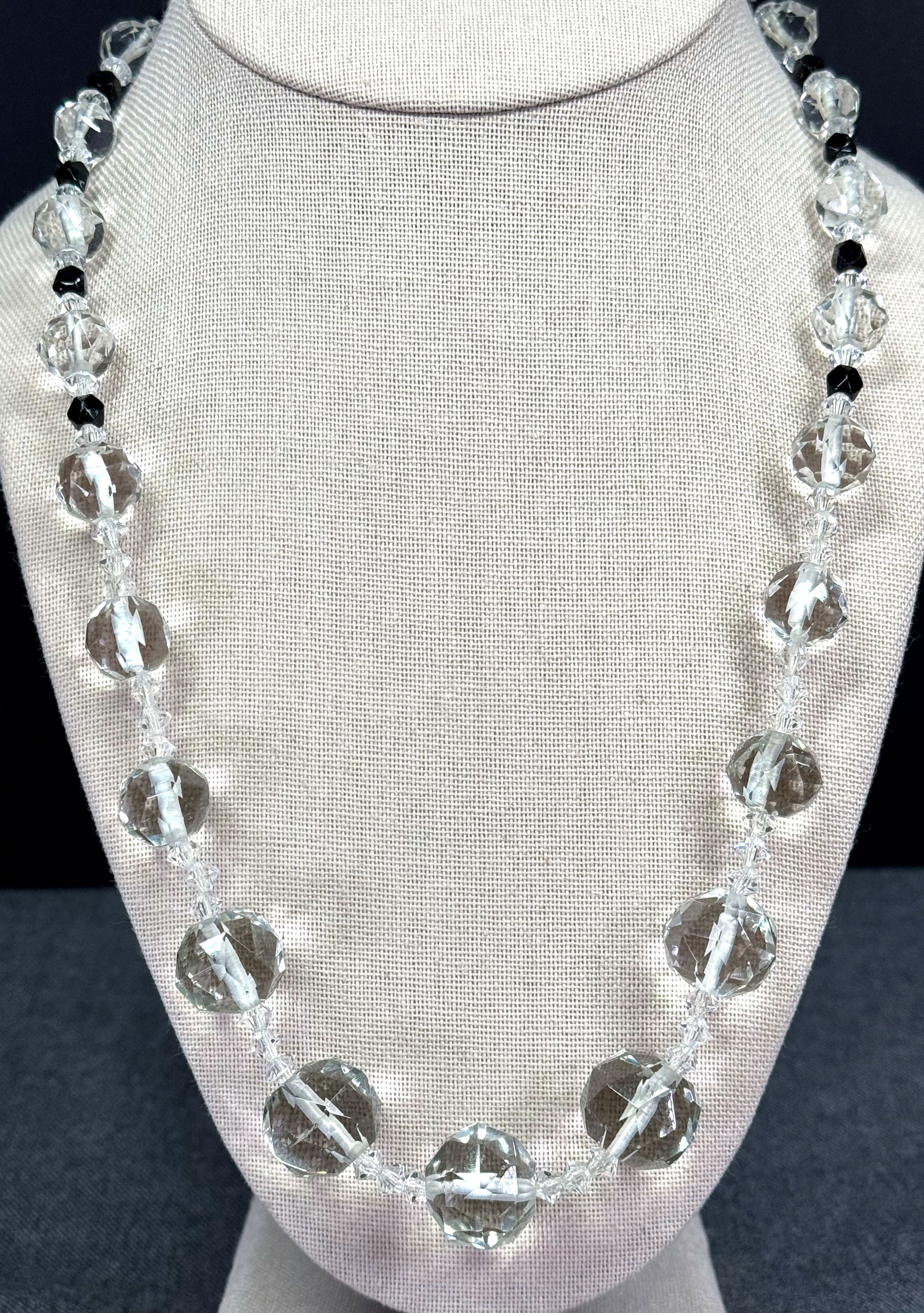 Vintage art deco faceted clear crystals & black glass beads necklace: Vintage art deco faceted clear crystals & black glass beads necklace. Unmarked. For measures please refer to the pictures taken with a measuring tape. Weight: 61 Grams. IN HOUSE Estimated* shipping an