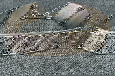 Vintage black accents silvertone metal indian chief head panels bracelet: Vintage black accents silvertone metal indian chief head panels bracelet. Unmarked. For measures please refer to the pictures taken with a measuring tape. Weight: 17 Grams. This is a NO RESERVE AUCTIO