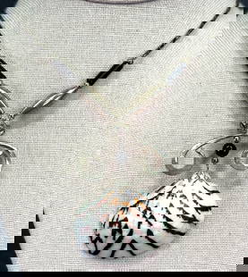 Vintage Native American style shell, glass & liquid silver beaded necklace: Vintage Native American style shell, glass & liquid silver beaded necklace. Unmarked. For measures please refer to the pictures taken with a measuring tape. Weight: 96 Grams. IN HOUSE Estimated* SHIPP