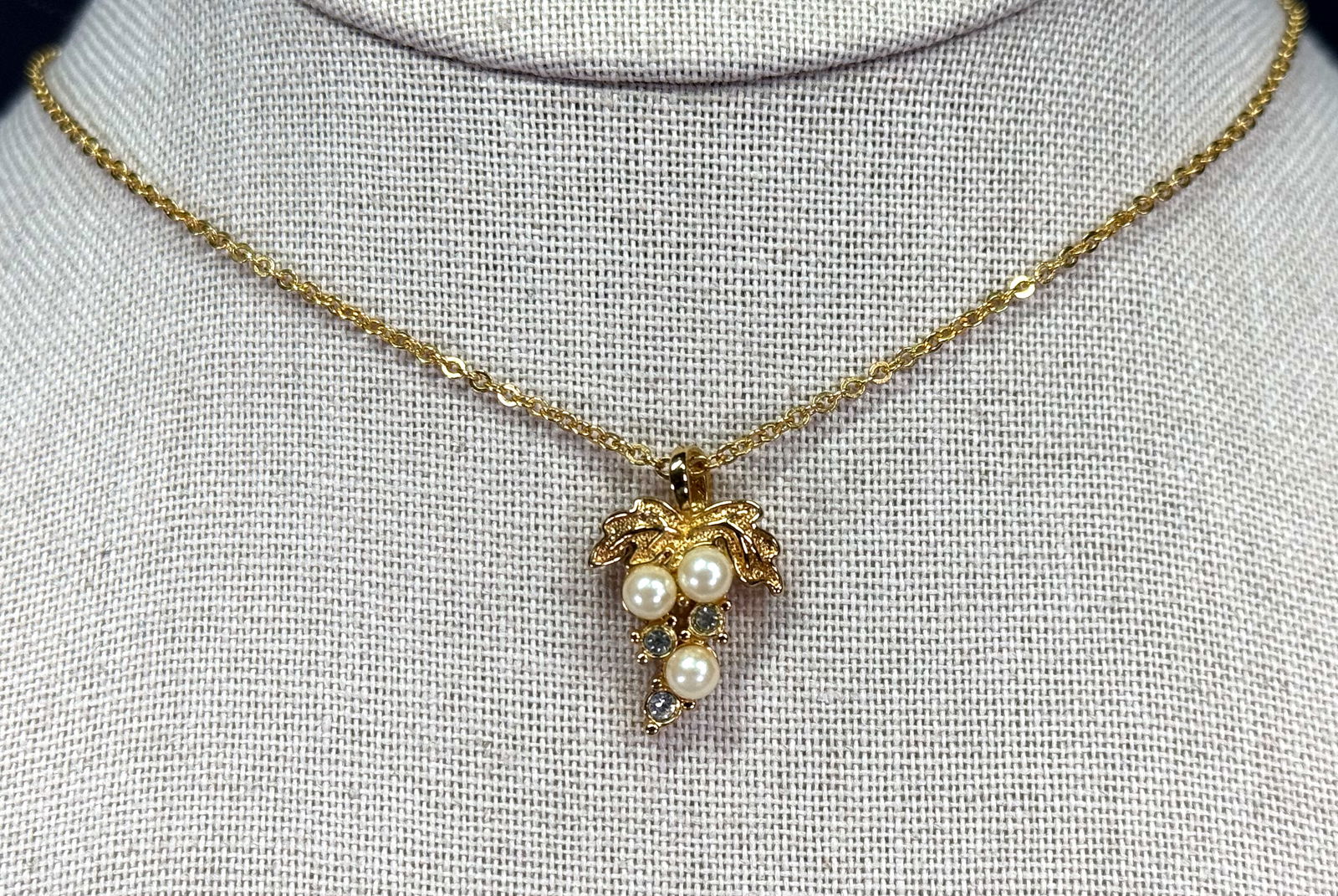Vintage pearly beads & clear rhinestones grapes cluster pendant chain strap necklace (1 of 7)