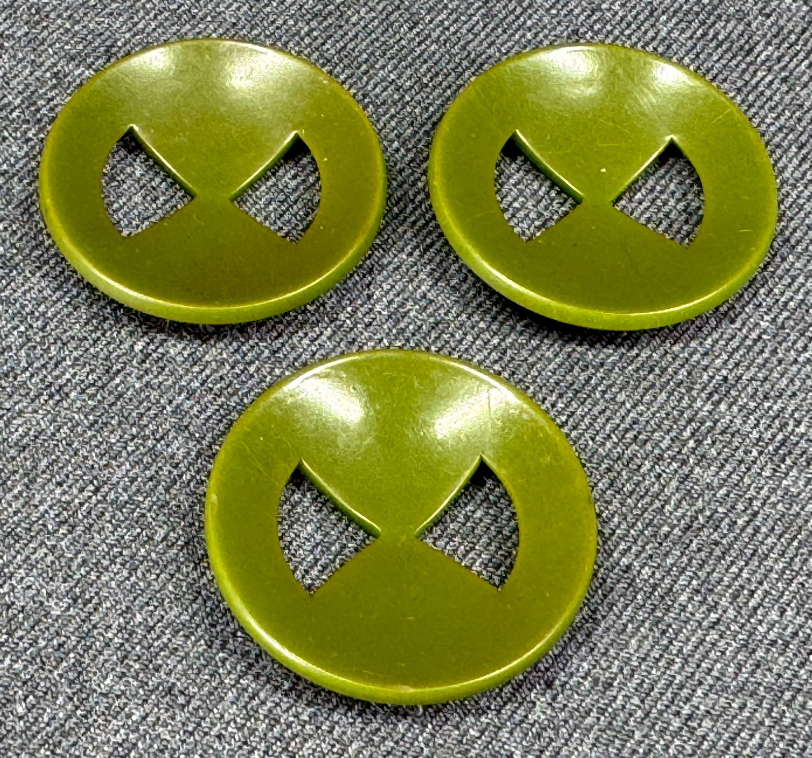 Antique art deco green celluloid bow shaped cut rounded buttons. Lot of 3: Antique art deco green celluloid bow shaped cut rounded buttons. Lot of 3. For measures please refer to the pictures taken with a measuring tape. IN HOUSE Estimated* shipping and handling cost within 
