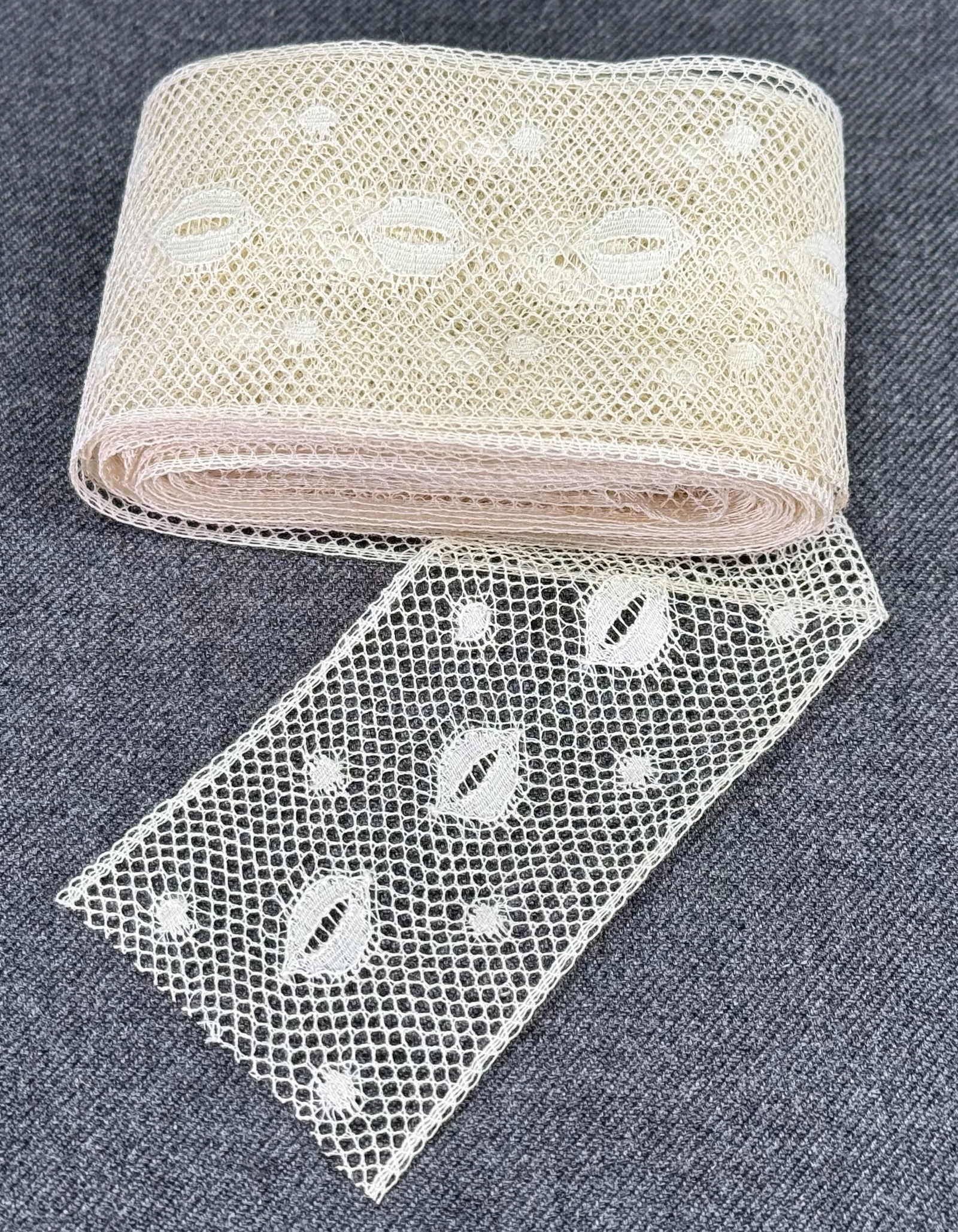 Vintage lace trim. Unused: Vintage lace trim. Unused. 2 & 1/2 yards long in 2 pieces. For measures please refer to the pictures taken with a measuring tape. IN HOUSE Estimated* shipping and handling cost within the U.S. : $7 We