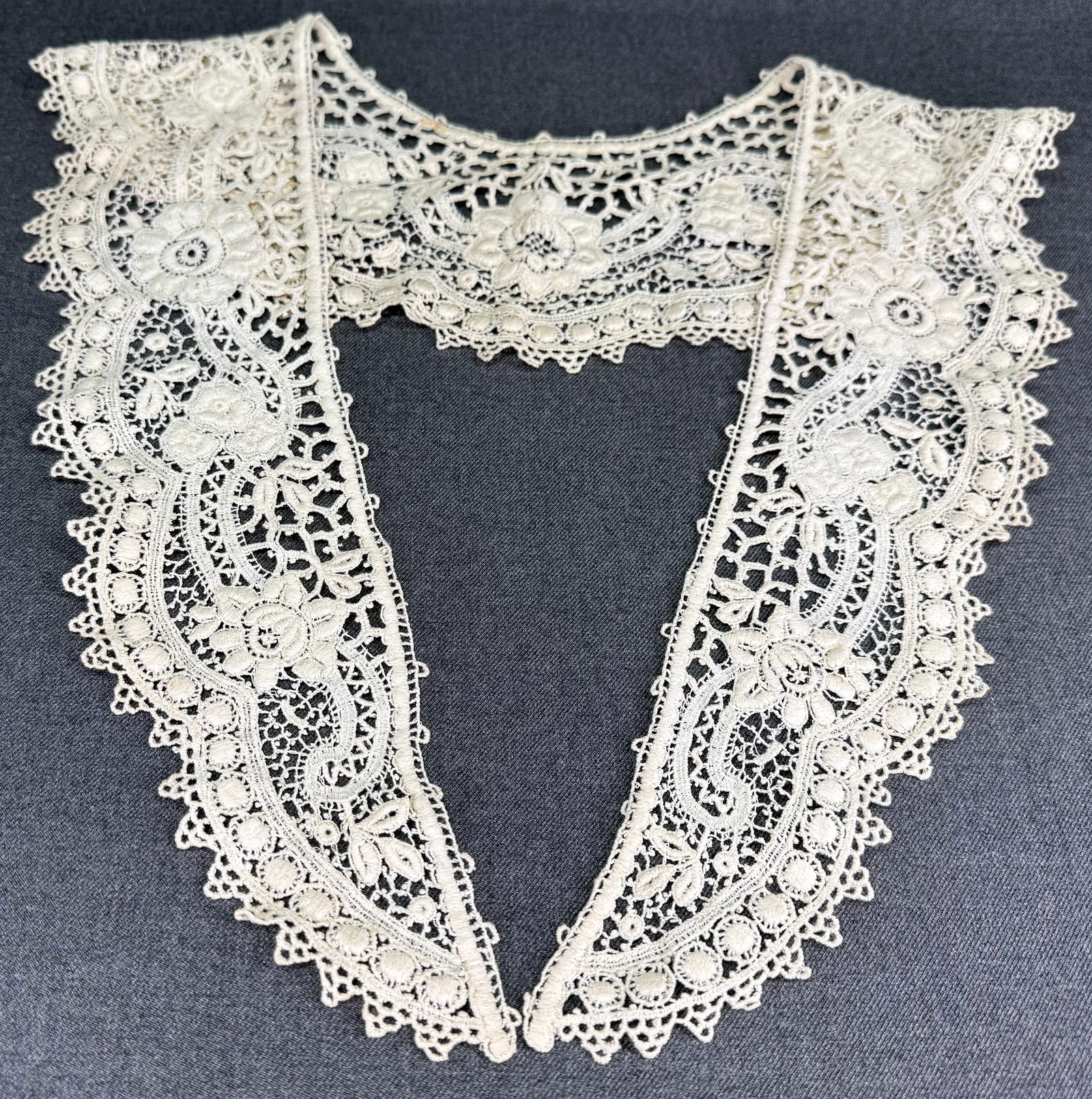 Antique flowers and leaves lace collar: Antique flowers and leaves lace collar. For measures please refer to the pictures taken with a measuring tape. IN HOUSE Estimated* shipping and handling cost within the U.S. : $7 We combine shipping.