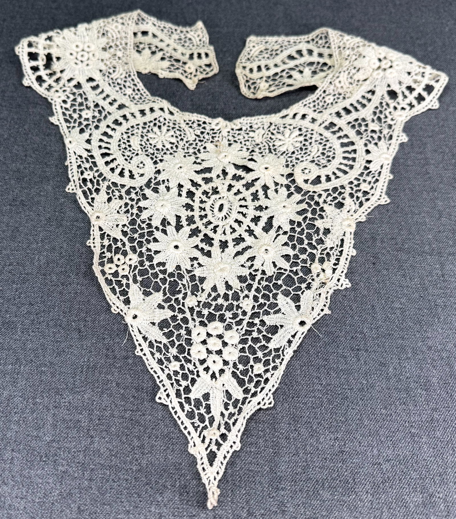 Antique flowers and leaves lace collar: Antique flowers and leaves lace collar. For measures please refer to the pictures taken with a measuring tape. IN HOUSE Estimated* shipping and handling cost within the U.S. : $7 We combine shipping.