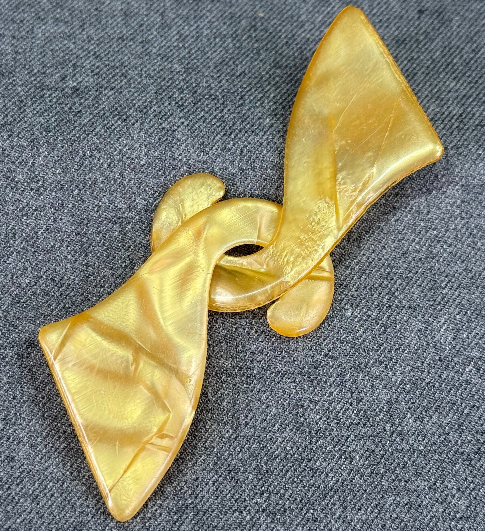 Vintage art deco flapper marbled celluloid belt buckle: Vintage art deco flapper marbled celluloid belt buckle. For measures please refer to the pictures taken with a measuring tape. IN HOUSE Estimated* shipping and handling cost within the U.S. : $7 We co