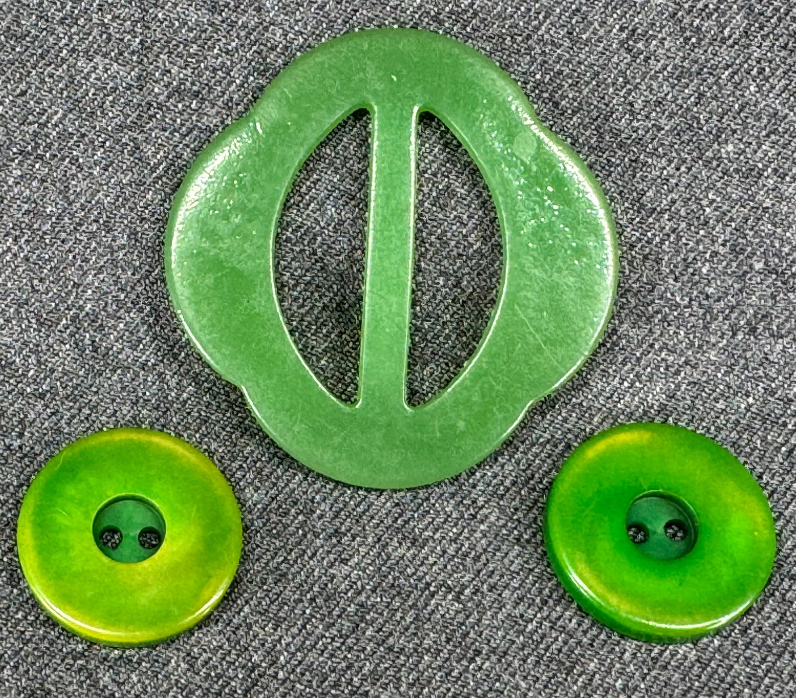 Vintage art deco flapper green galalith belt buckle and two buttons (1 of 6)