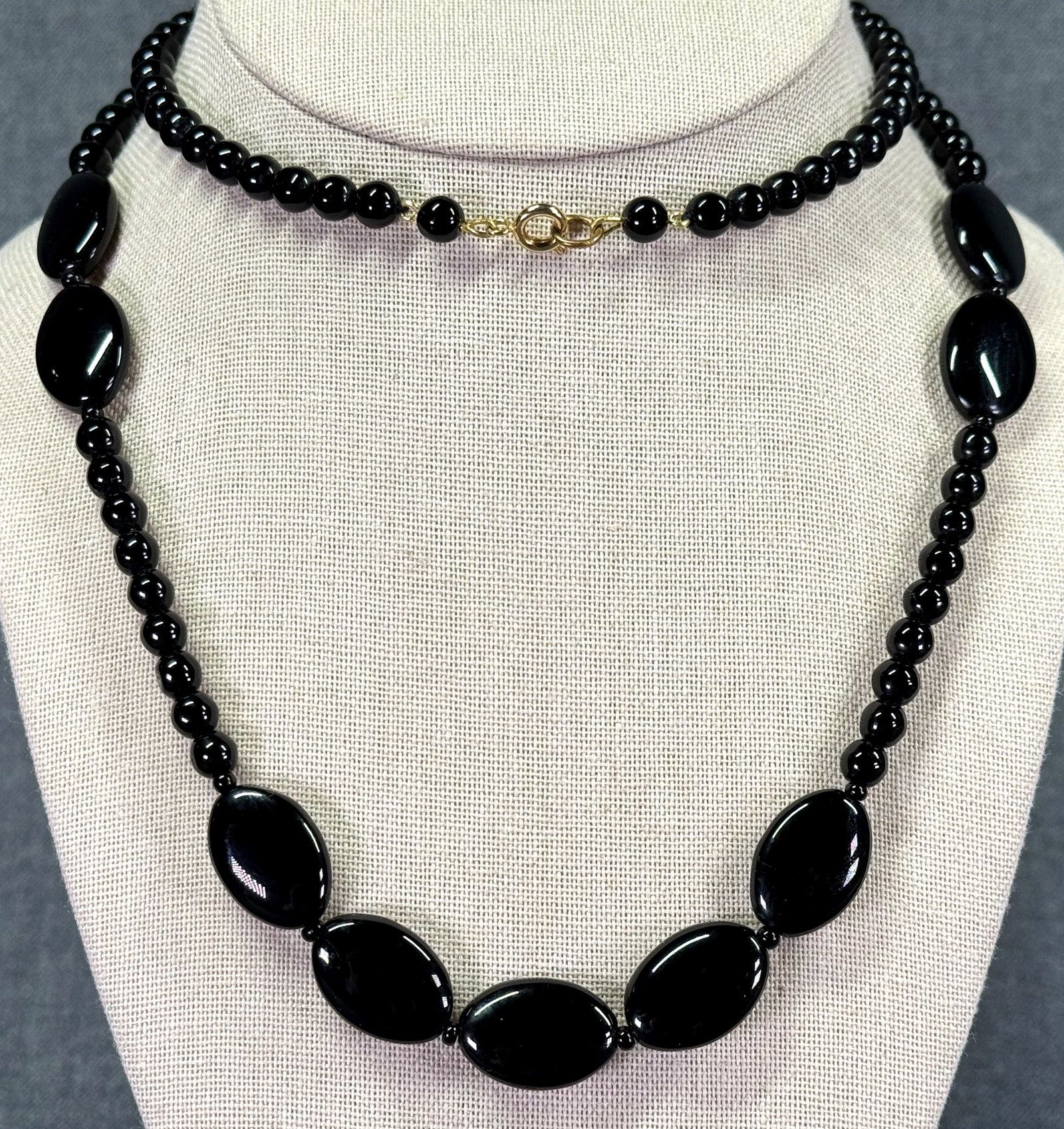 Vintage 80s black glass beaded necklace: Vintage 80s black glass beaded necklace. Unmarked. For measures please refer to the pictures taken with a measuring tape. Weight: 14 Grams. IN HOUSE Estimated* SHIPPING & HANDLING COST WITHIN THE U.S.