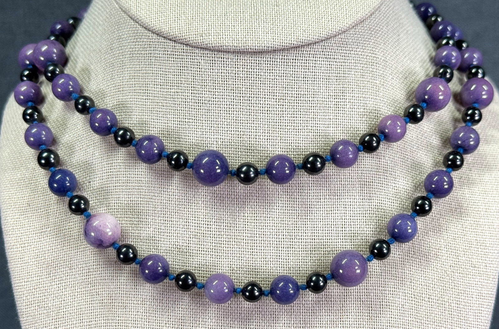 Vintage boho purple and hematite stone beaded necklace.: Vintage boho purple and hematite stone beaded necklace. Hand beaded in between, no clasp. Unmarked. For measures please refer to the pictures taken with a measuring tape. Weight: 59 Grams. IN HOUSE Es