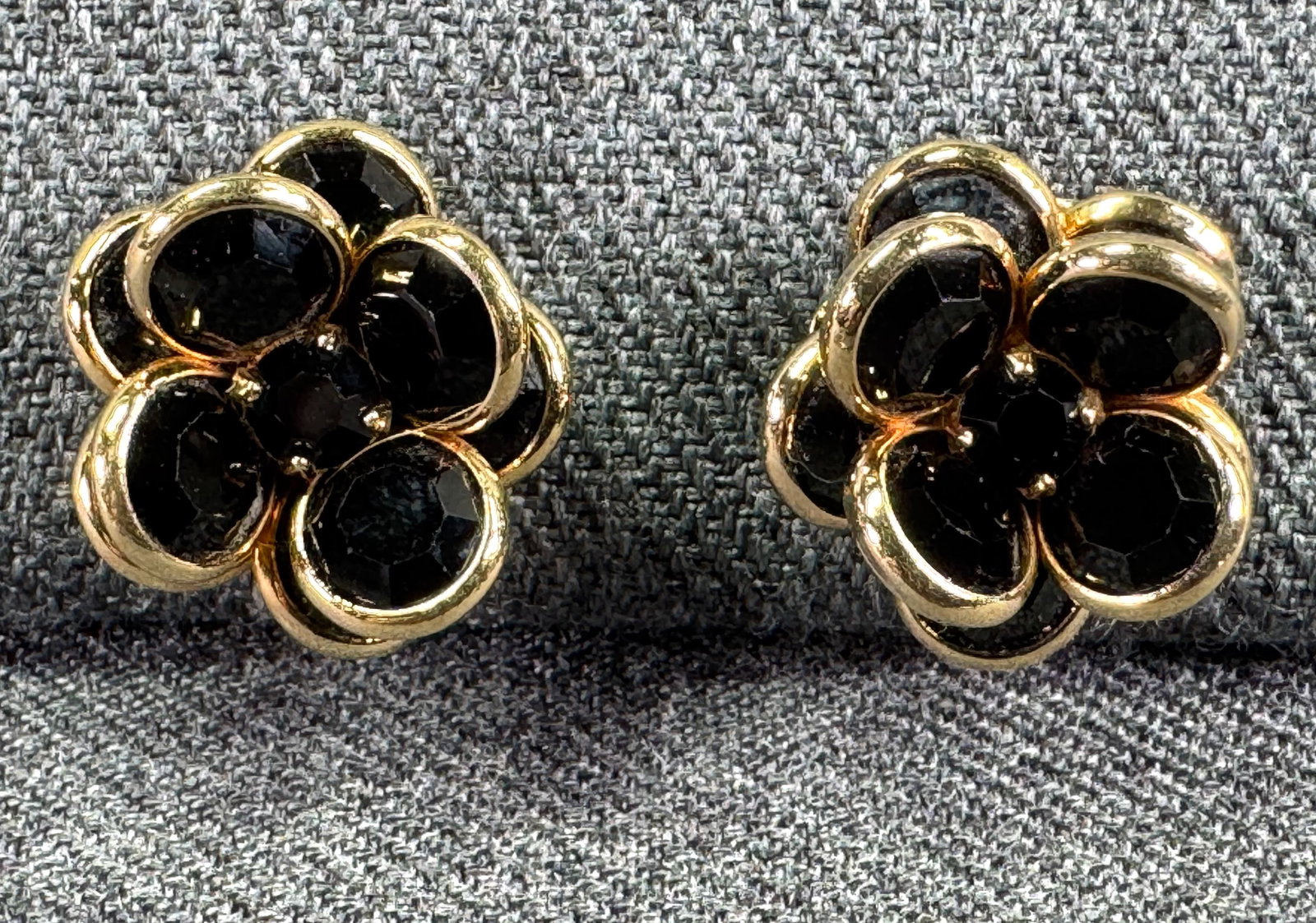 Vintage Swarovski style Flower Clip Earrings. Goldtoned Metal Black Bezel Crystals: Vintage Swarovski style Flower Clip Earrings. Goldtoned Metal Black Bezel Crystals. Unmarked. For measures please refer to the pictures taken with a measuring tape. Weight: 8 Grams. IN HOUSE Estimated