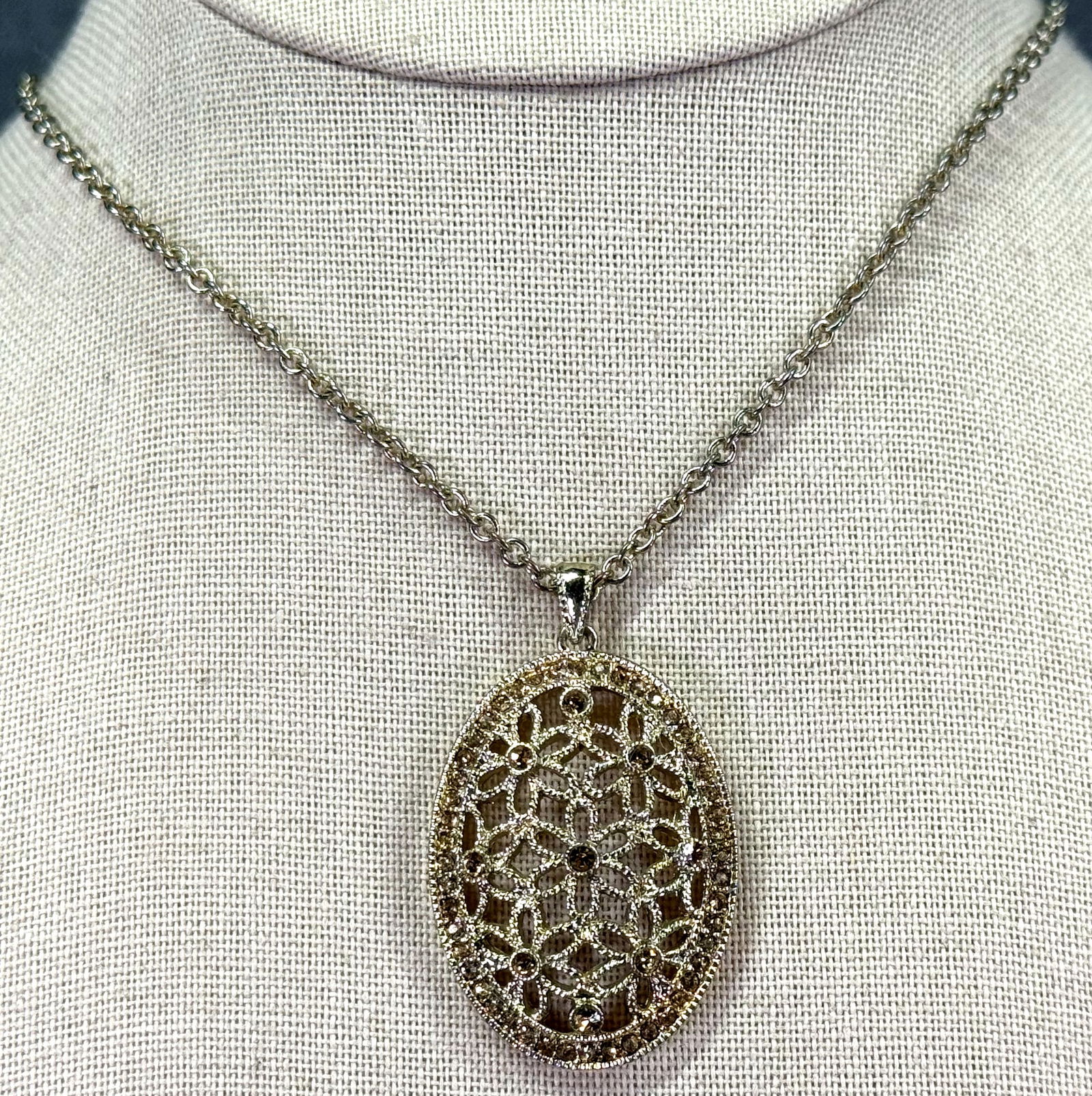 Vintage Monet citrine color rhinestones filigree flowers chained pendant necklace: Vintage Monet citrine color rhinestones filigree flowers chained pendant necklace. Marked M. For measures please refer to the pictures taken with a measuring tape. Weight: 14 Grams. IN HOUSE Estimated