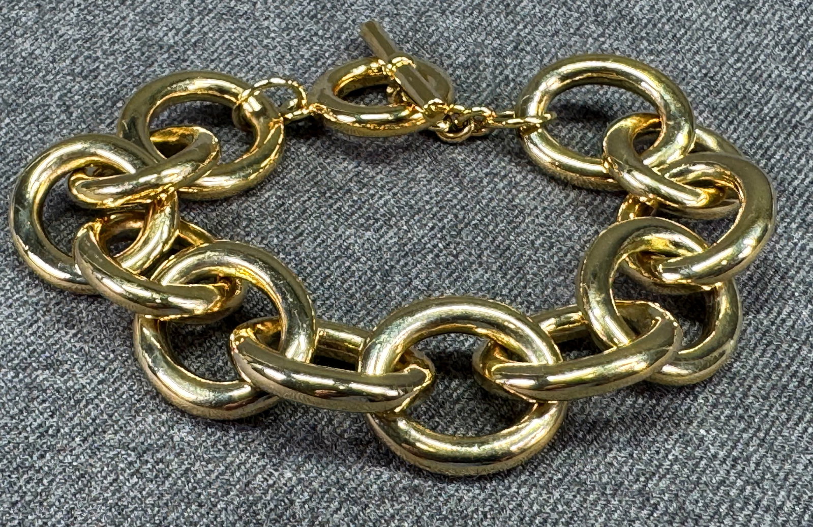 Vintage Ralph Lauren goldtoned metal chain bracelet: Vintage Ralph Lauren goldtoned metal chain bracelet. Marked. For measures please refer to the pictures taken with a measuring tape. Weight: 56 Grams. IN HOUSE Estimated* SHIPPING & HANDLING COST WITHI