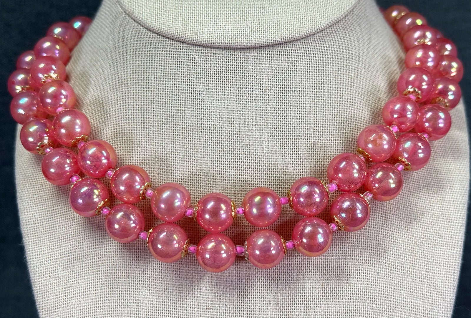 Vintage Japanese iridescent pink Bubble soap beaded necklace: Vintage Japanese iridescent pink Bubble soap beaded necklace. Marked Japan on clasp. For measures please refer to the pictures taken with a measuring tape. Weight: 50 Grams. IN HOUSE Estimated* SHIPPI