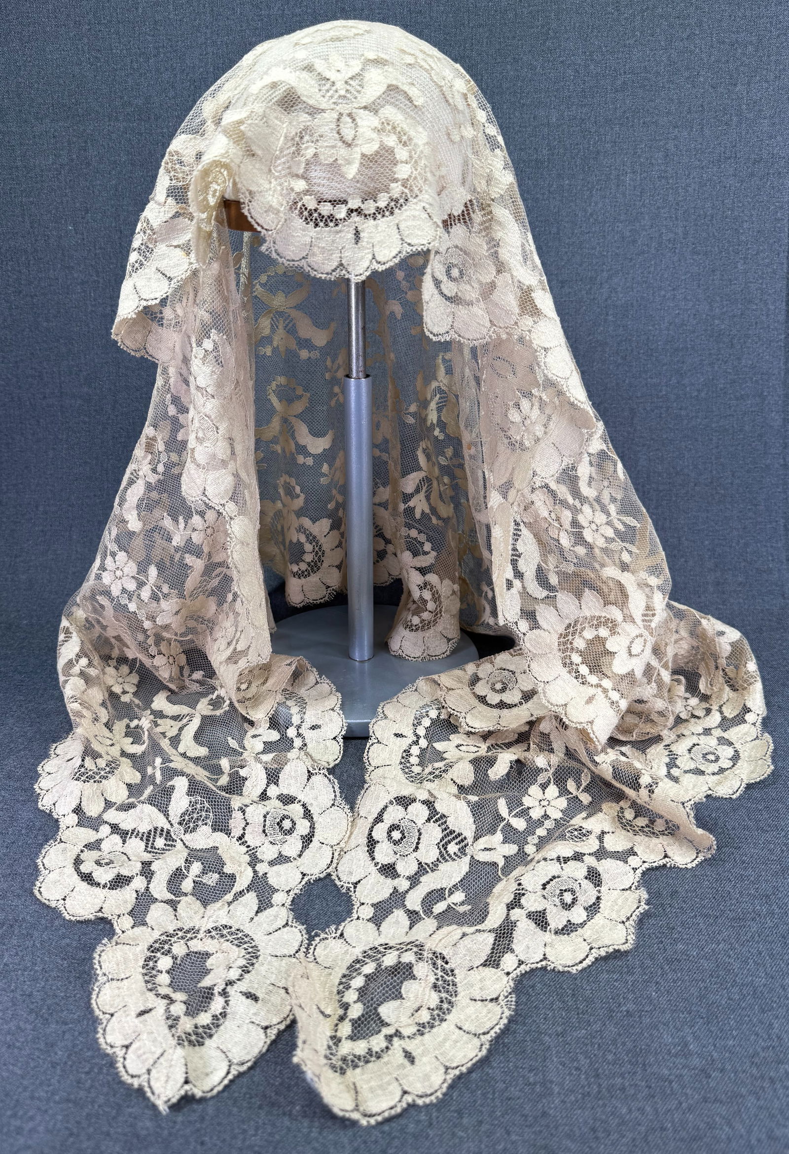 Vintage beige lace veil: Vintage beige lace veil . For measures please refer to the pictures taken with a measuring tape. IN HOUSE Estimated* SHIPPING & HANDLING COST WITHIN THE U.S. : $7 WE COMBINE SHIPPING. We do not offer