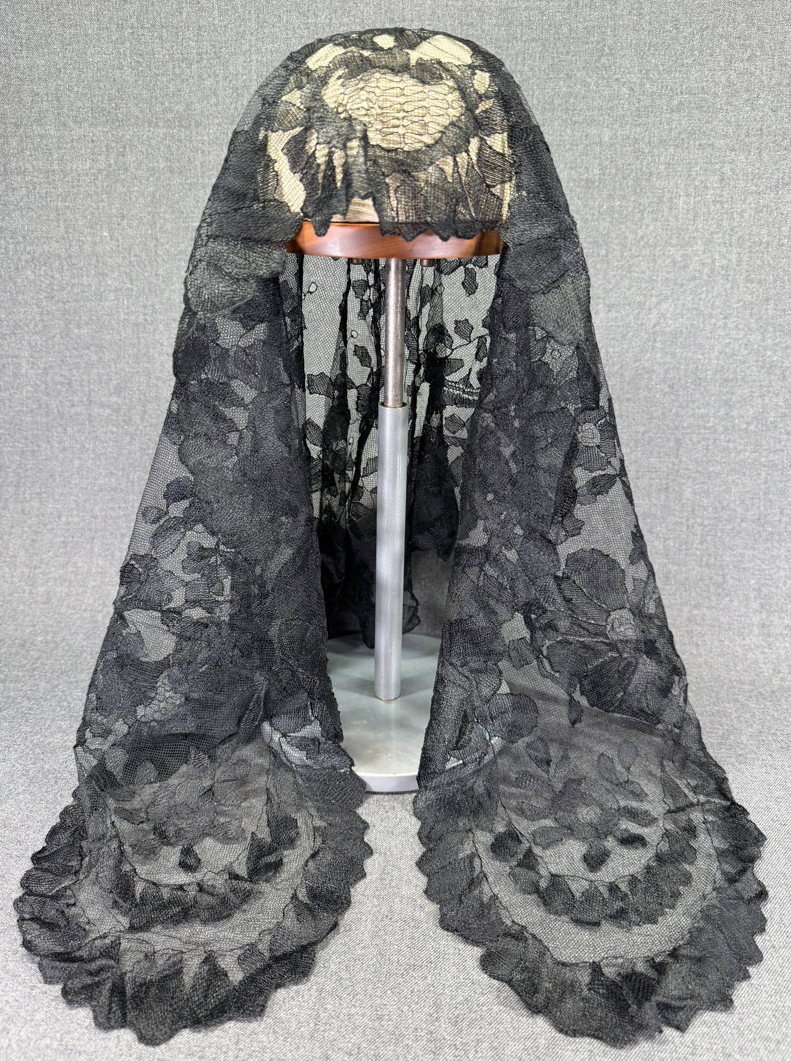 Vintage black lace veil: Vintage black lace veil . For measures please refer to the pictures taken with a measuring tape. IN HOUSE Estimated* SHIPPING & HANDLING COST WITHIN THE U.S. : $7 WE COMBINE SHIPPING. We do not offer 