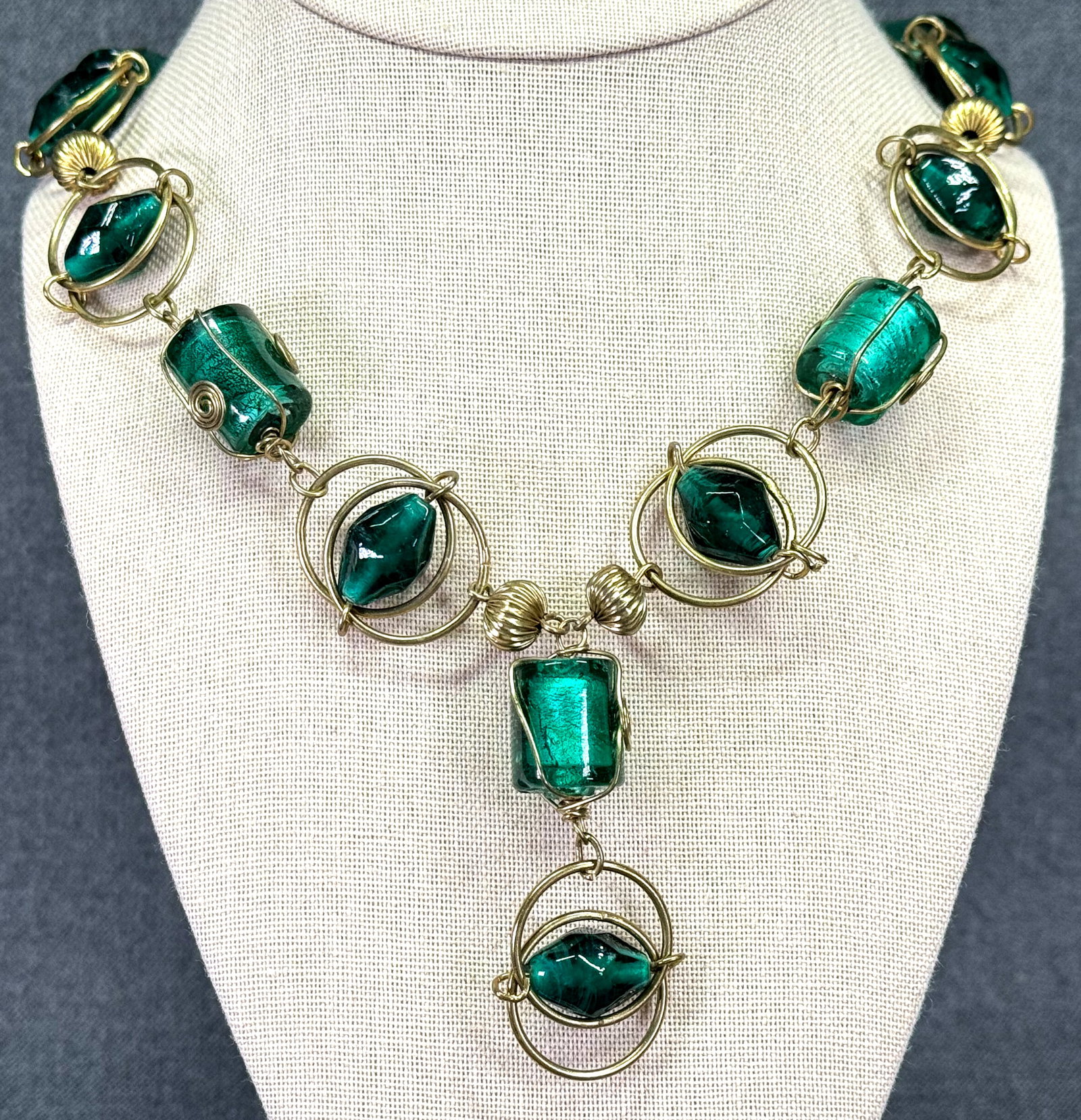 Vintage green glass beads goldtoned metal necklace: Vintage multi chain silvertoned metal necklace. Unmarked. For measures please refer to the pictures taken with a measuring tape. Weight: 76 Grams. IN HOUSE Estimated* SHIPPING & HANDLING COST WITHIN T
