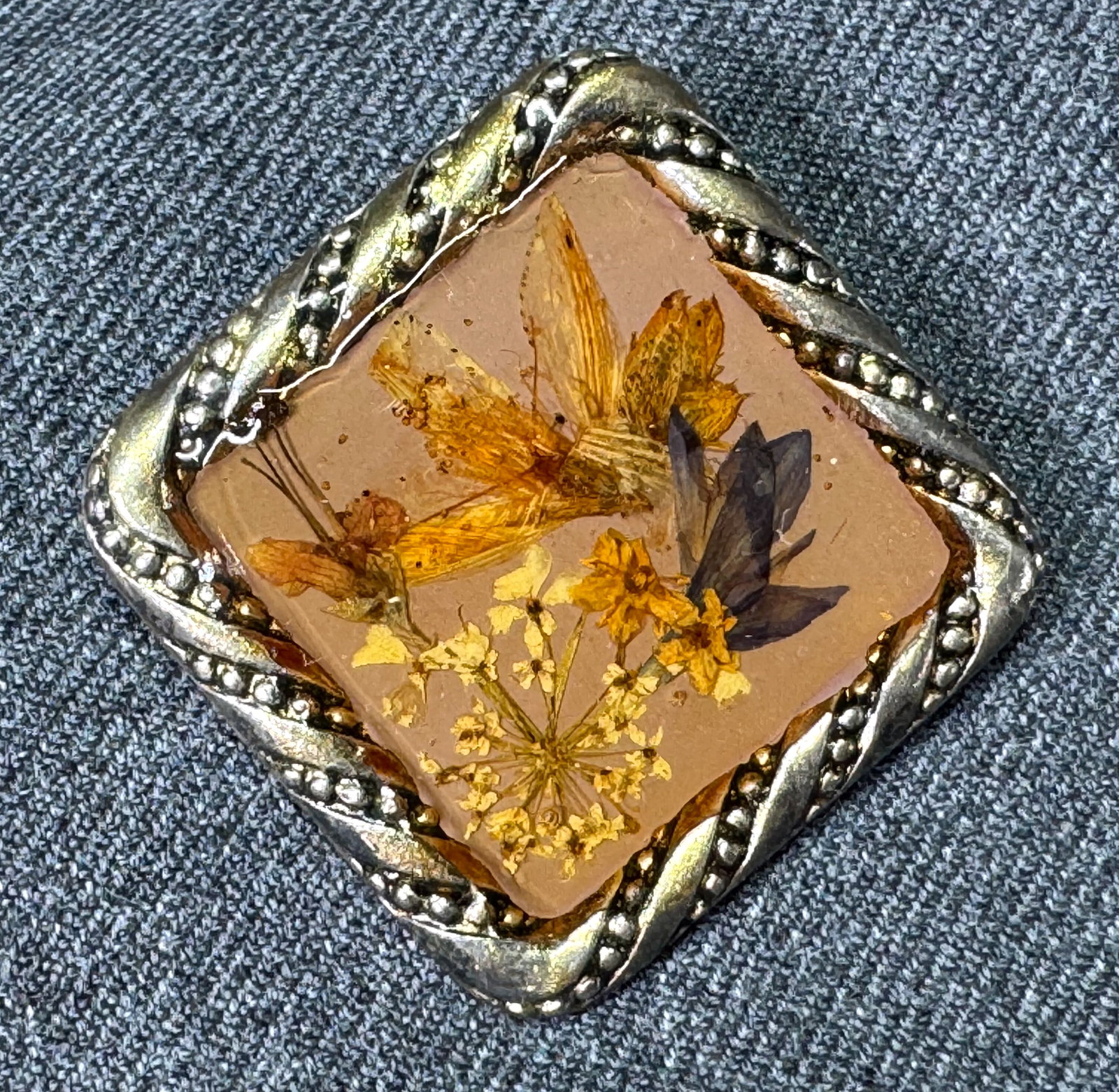 Vintage artsy dry flowers inlay resin goldtoned metal brooch pin: Vintage artsy dry flowers inlay resin goldtoned metal brooch pin. Unmarked . For measures please refer to the pictures taken with a measuring tape. Weight: 7 Grams. IN HOUSE Estimated* SHIPPING & HAND