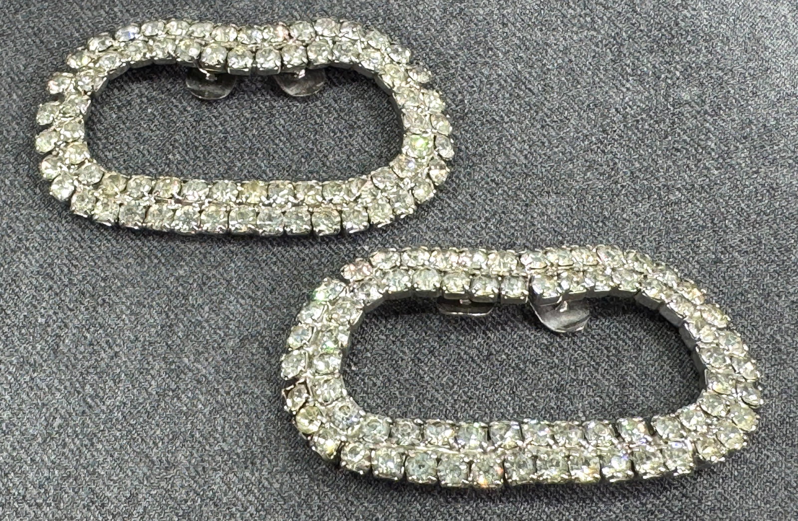 Vintage clear crystals silvertoned metal shoe clips: Vintage clear crystals silvertoned metal shoe clips. Unmarked. For measures please refer to the pictures taken with a measuring tape. Weight: 37 Grams. IN HOUSE Estimated* SHIPPING & HANDLING COST WIT