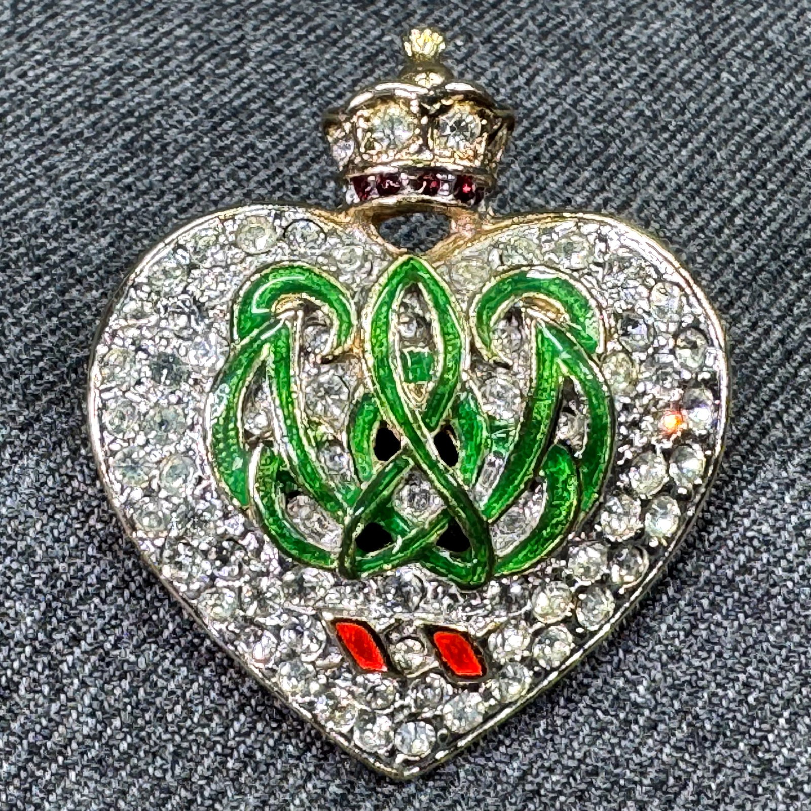 Vintage replica the Duchess of Windsor's Crystals Enemal Goldtone Heart Pin Brooch: Vintage replica the Duchess of Windsor's Crystals Enemal Goldtone Heart Pin Brooch. Unmarked. For measures please refer to the pictures taken with a measuring tape. Weight: 14 Grams. IN HOUSE Estimate