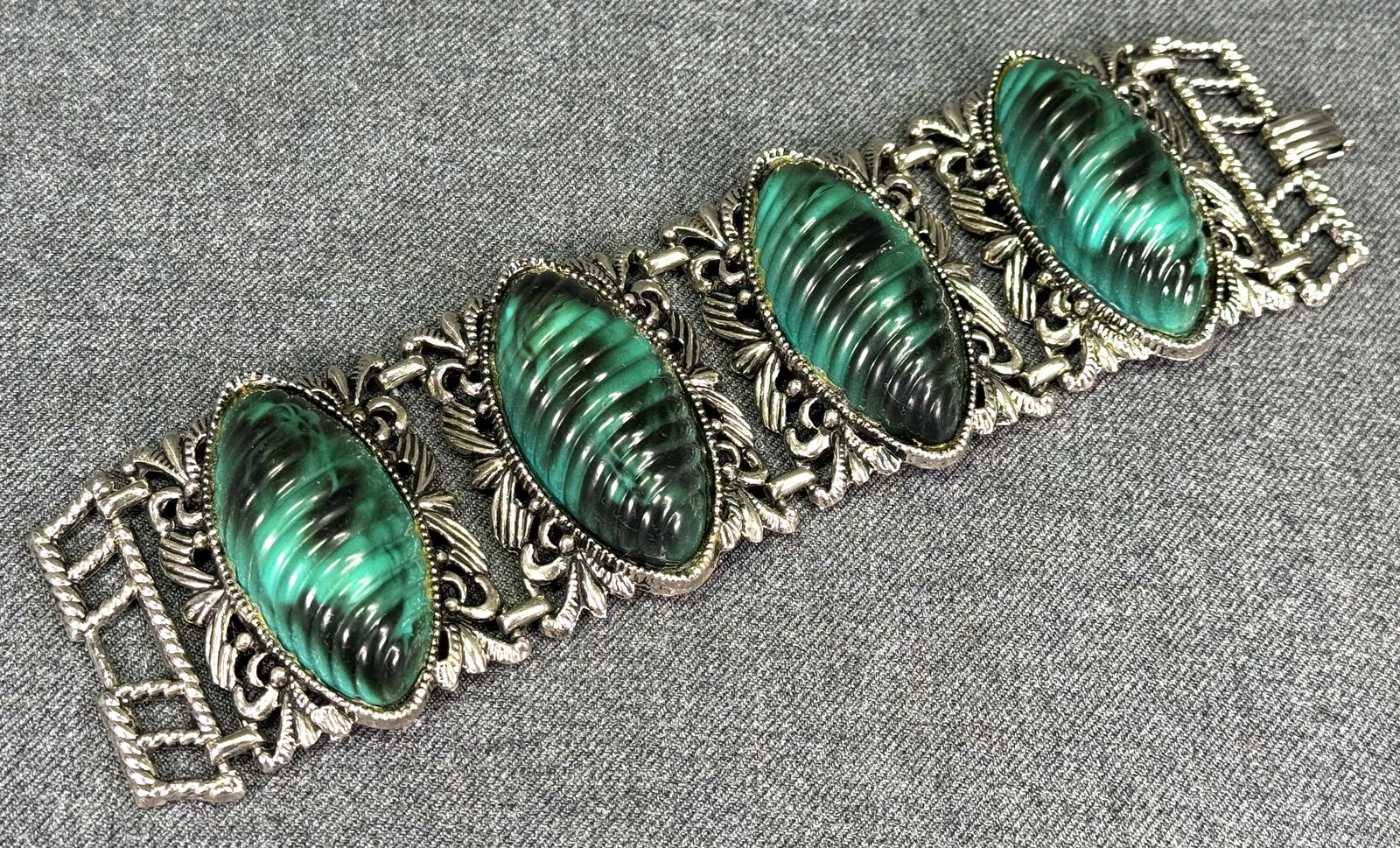Vintage green malachite color filigree silvertone metal bracelet: Vintage green malachite color filigree silvertone metal bracelet. Unmarked. For measures please refer to the pictures taken with a measuring tape. Weight: 70 Grams. IN HOUSE Estimated* shipping and ha