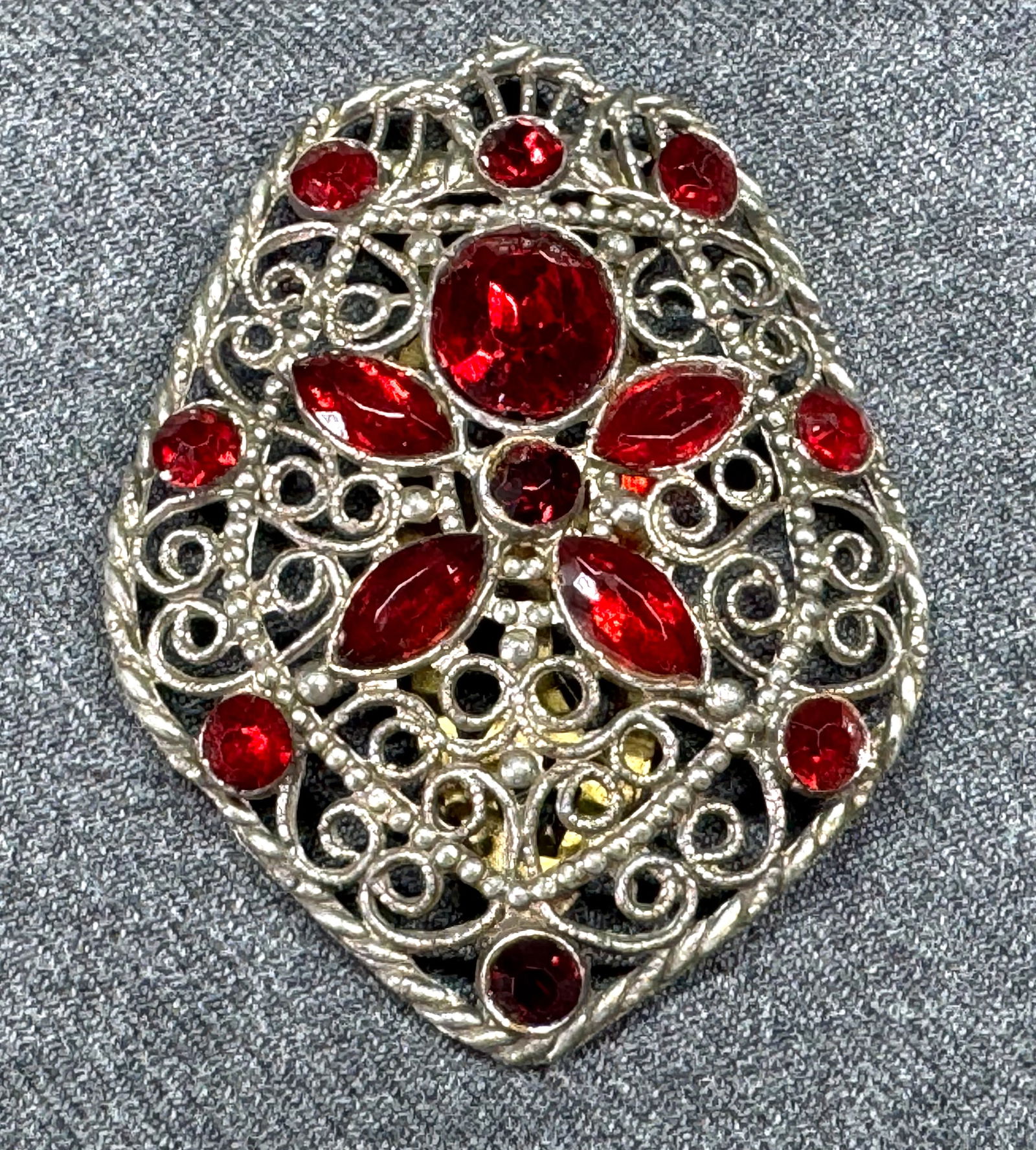 Vintage ruby color crystals filigree silvertone metal clip brooch (1 of 7)