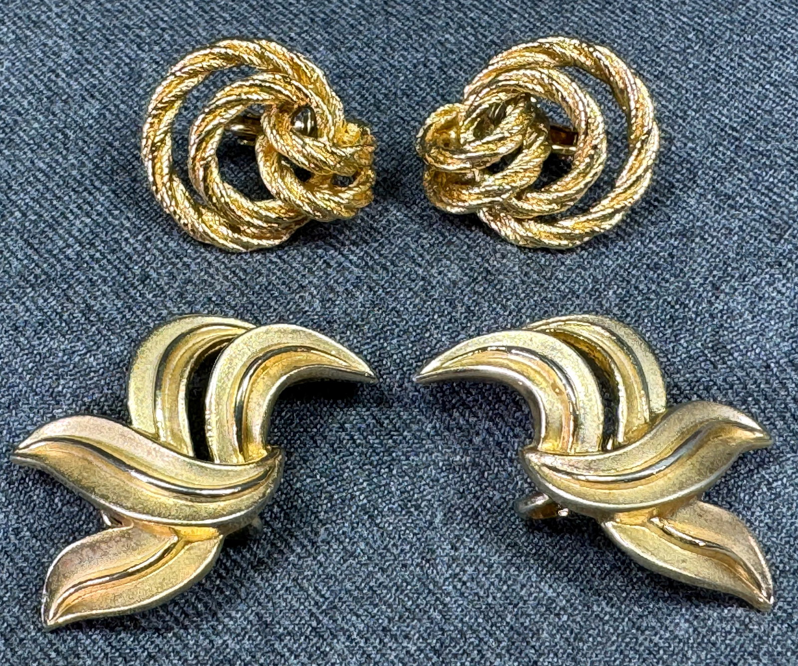 Vintage Crown Trifari & unbranded goldtone metal clip on earrings.: Vintage Crown Trifari & unbranded goldtone metal clip on earrings. Marked & unmarked. For measures please refer to the pictures taken with a measuring tape. Weight: 29 Grams. This is a NO RESERVE AUCT