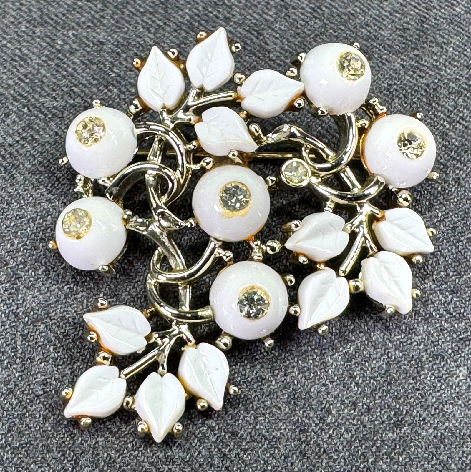 Vintage Kramer clear rhinestones & milky white thermoset plastic goldtone bouquet pin brooch: Vintage Kramer clear rhinestones & milky white thermoset plastic goldtone bouquet pin brooch. Marked. For measures please refer to the pictures taken with a measuring tape. Weight: 16 Grams. IN HOUSE