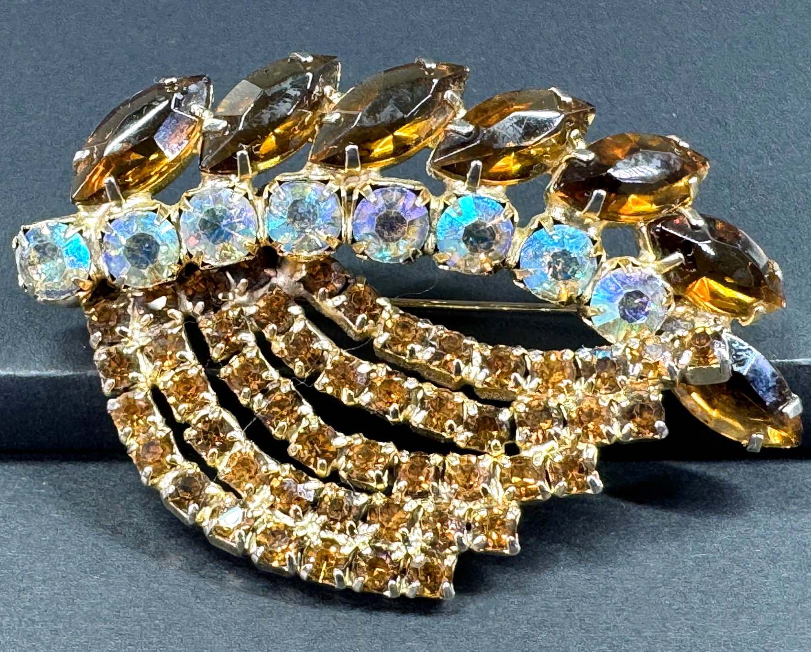 Vintage Juliana Style open back brown & AB crystals & rhinestones goldtone waterfall leaf pin brooch: Vintage Juliana Style open back brown & AB crystals & rhinestones goldtone metal waterfall leaf pin brooch . Unmarked. For measures please refer to the pictures taken with a measuringtape. Weight: 21 