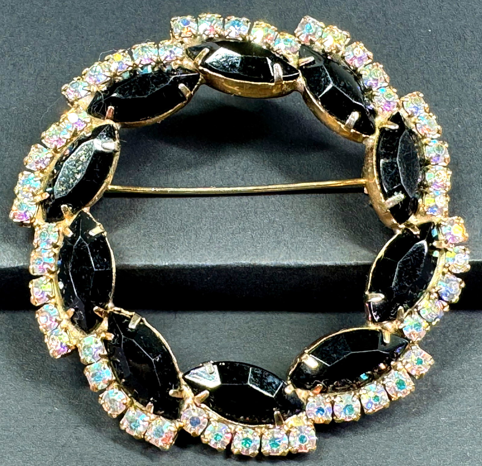 Vintage Juliana Style black & AB crystals goldtone metal big wreath pin brooch.: Vintage Juliana Style black & AB crystals goldtone metal big wreath pin brooch. Unmarked. For measures please refer to the pictures taken with a measuring tape. Weight: 17 Grams. This is a NO RESERVE 