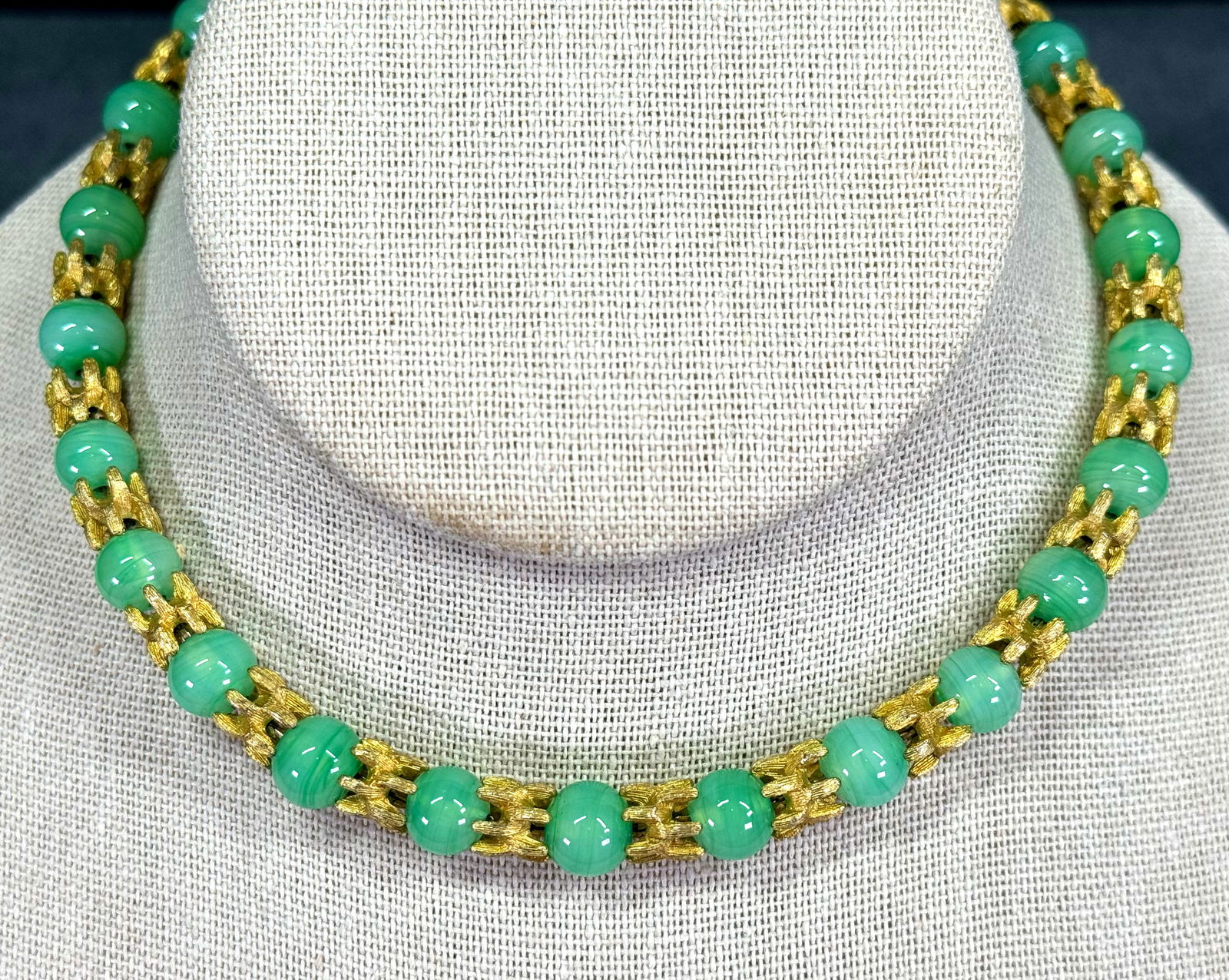 Vintage Trifari Style green peking glass & brushed goldone metal chained beads necklace: Vintage green peking glass & brushed goldone metal chained beads necklace. For measures please refer to the pictures taken with a measuring tape. Weight: 42 Grams. This is a NO RESERVE AUCTION: there