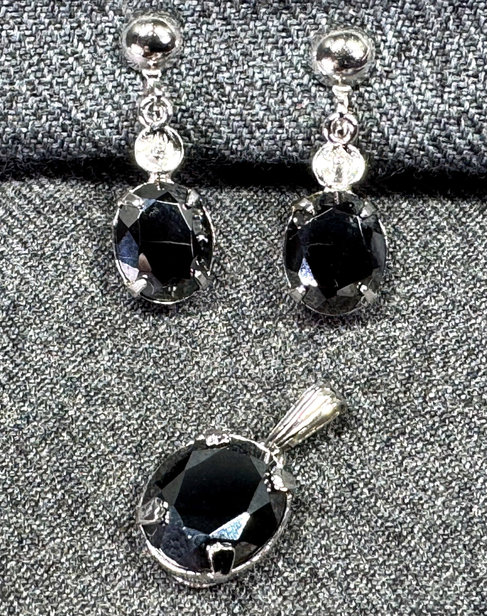 Vintage Sorrento Sterling hematite stone silver screw back earrings and pendant: Vintage Sorrento Sterling hematite stone silver screw back earrings and pendant. Marked. For measures please refer to the pictures taken with a measuring tape. Weight: 5.67 Grams. IN HOUSE Estimated*