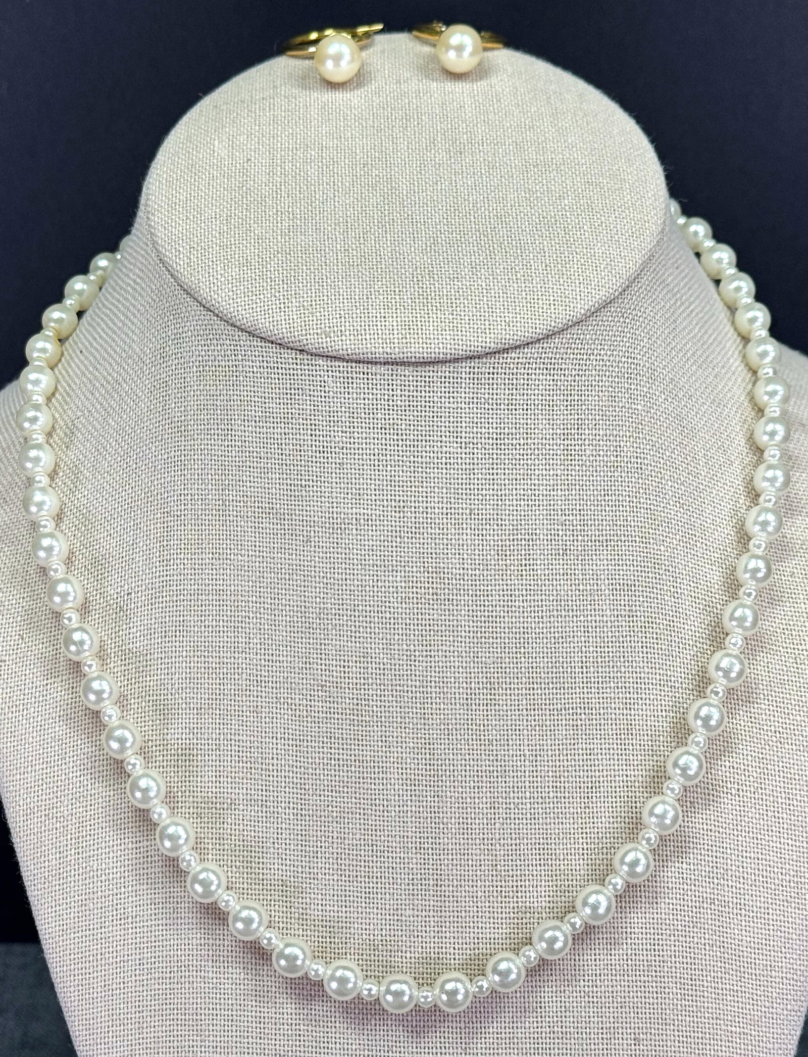 Vintage 80s pearly beads necklace & goldtone detachable dangle hoop pierce earrings: Vintage 80s pearly beads necklace & goldtone detachable dangle hoop pierce earrings. Unmarked. For measures please refer to the pictures taken with a measuring tape. Weight: 14 Grams. IN HOUSE Estimat