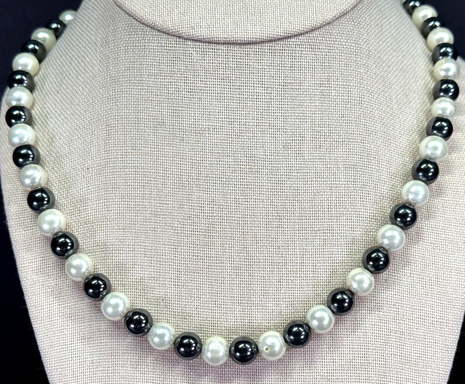 Vintage 80s whitish & gray pearly beads necklace: Vintage 80s whitish & gray pearly beads necklace. Unmarked. For measures please refer to the pictures taken with a measuring tape. Weight: 55 Grams. IN HOUSE Estimated* shipping and handling cost with
