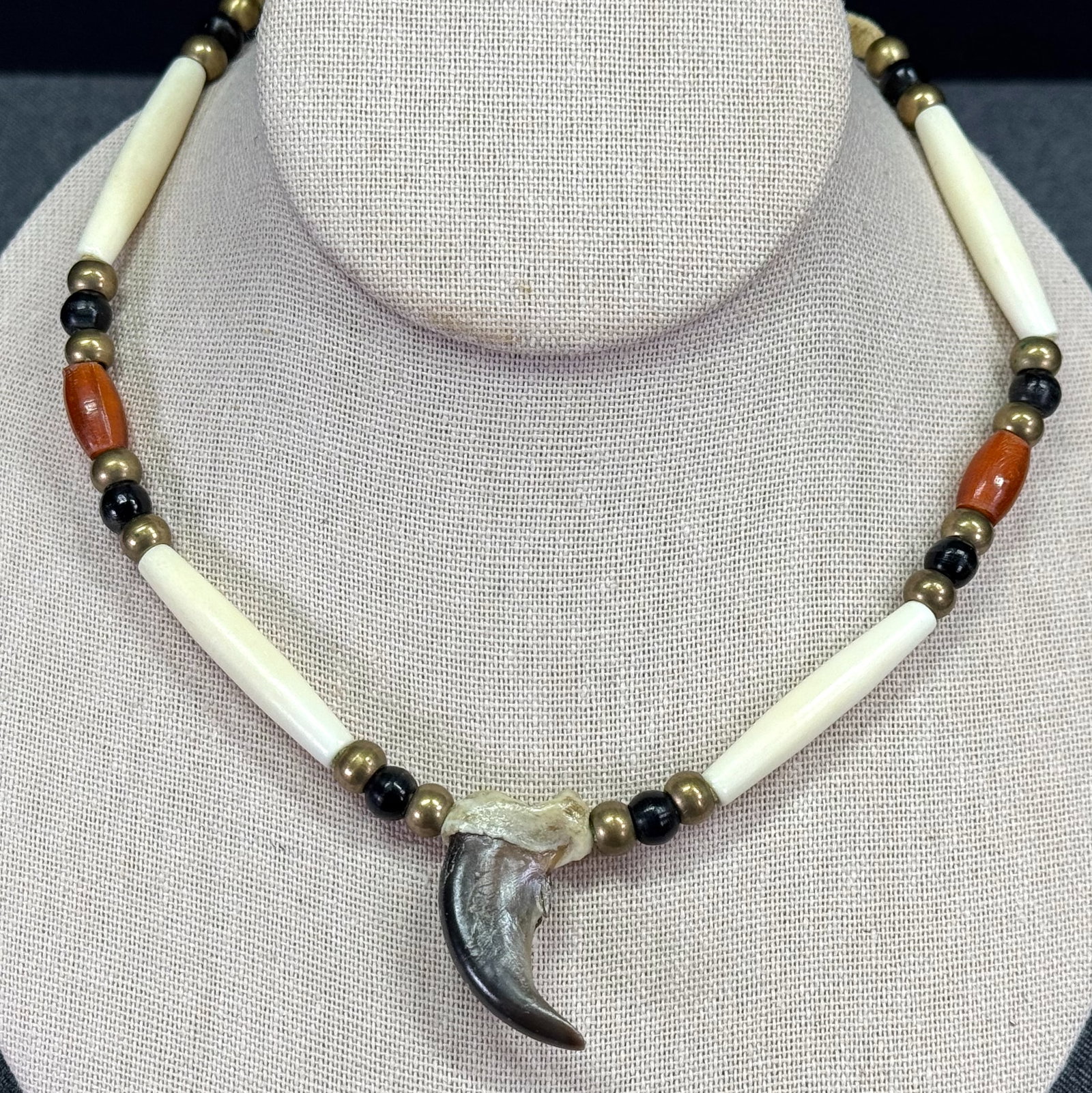 Vintage Native American style hairpipe buffalo bone, horn, brass leather & claw choker necklace: Vintage Native American style hairpipe buffalo bone, horn, brass leather & claw choker necklace. Unmarked. For measures please refer to the pictures taken with a measuring tape. Weight: 28 Grams. IN H