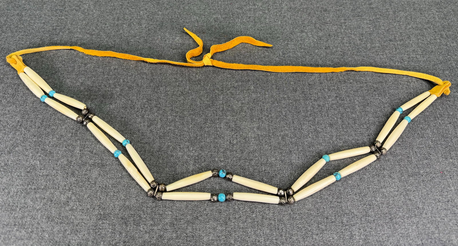Vintage Native American style hairpipe buffalo bone, turquoise howlite & flower beads belt: Vintage Native American style hairpipe buffalo bone, turquoise howlite & flower beads belt. Unmarked. For measures please refer to the pictures taken with a measuring tape. Weight: 32 Grams. IN HOUSE 