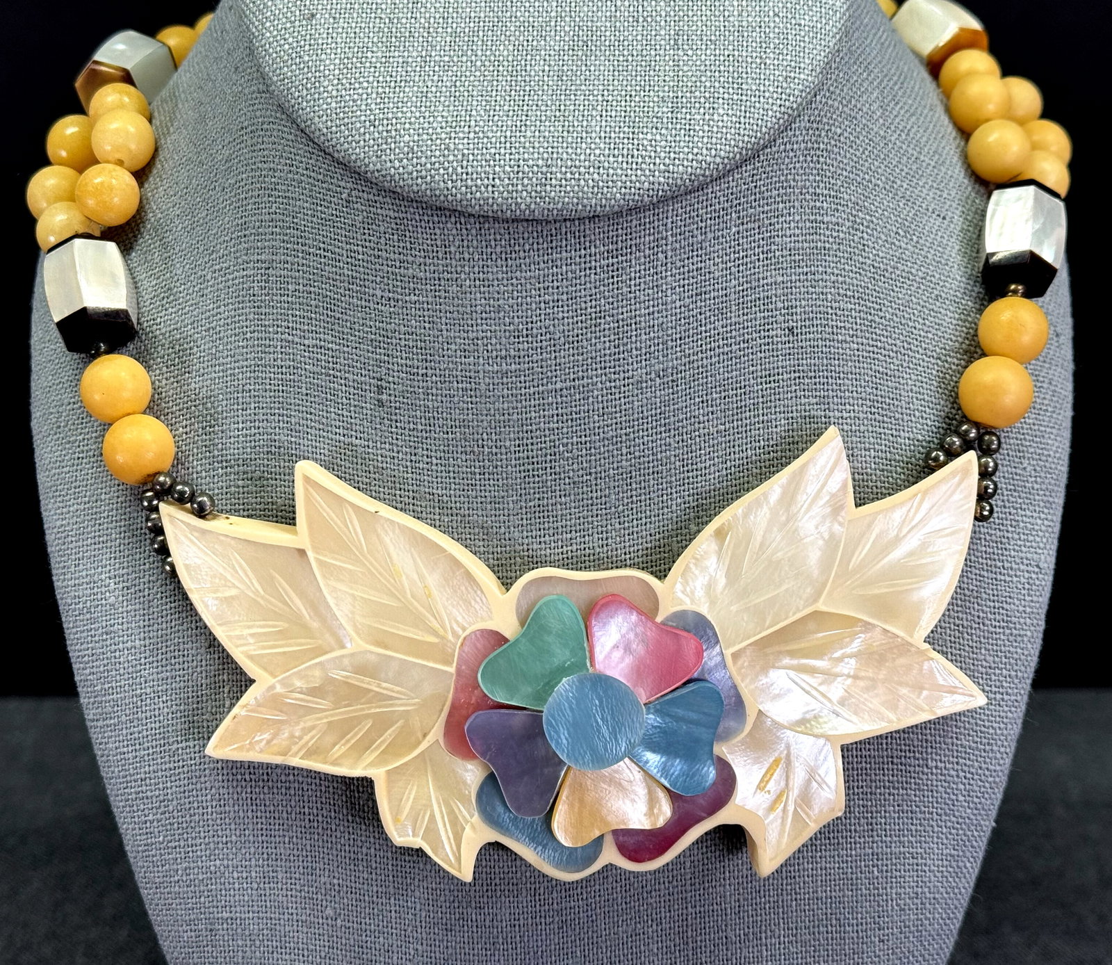 Vintage 80s Lee Sands style MOP inlaid plastic flower & leaves medallion beaded necklace: Vintage 80s Lee Sands style MOP inlaid plastic flower & leaves medallion, MOP marquetry & resin beaded necklace. Unmarked. For measures please refer to the pictures taken with a measuring tape. Weight