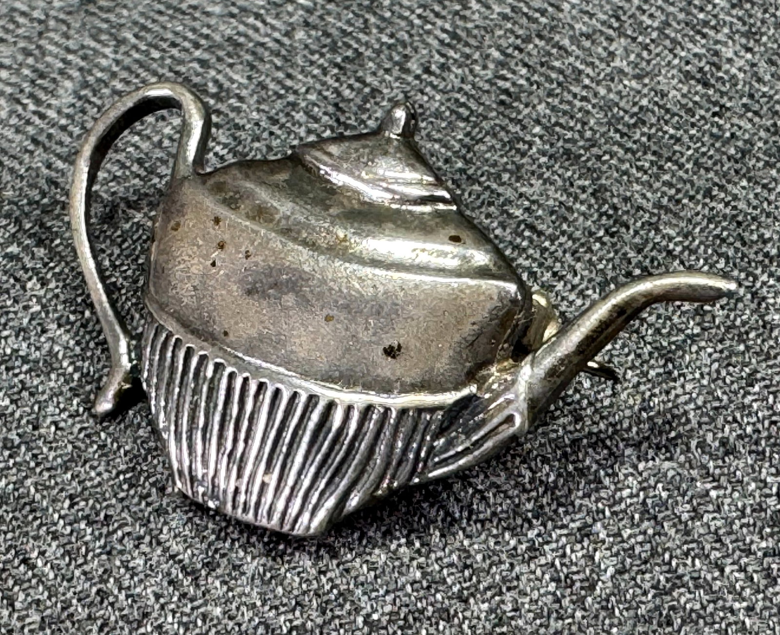 Vintage Reo Co sterling silver teapot pin brooch: Vintage Reo Co sterling silver teapot pin brooch. Marked ReoCo 925. For measures please refer to the pictures taken with a measuring tape. Weight: 4.67 Grams. This is a NO RESERVE AUCTION: there are n