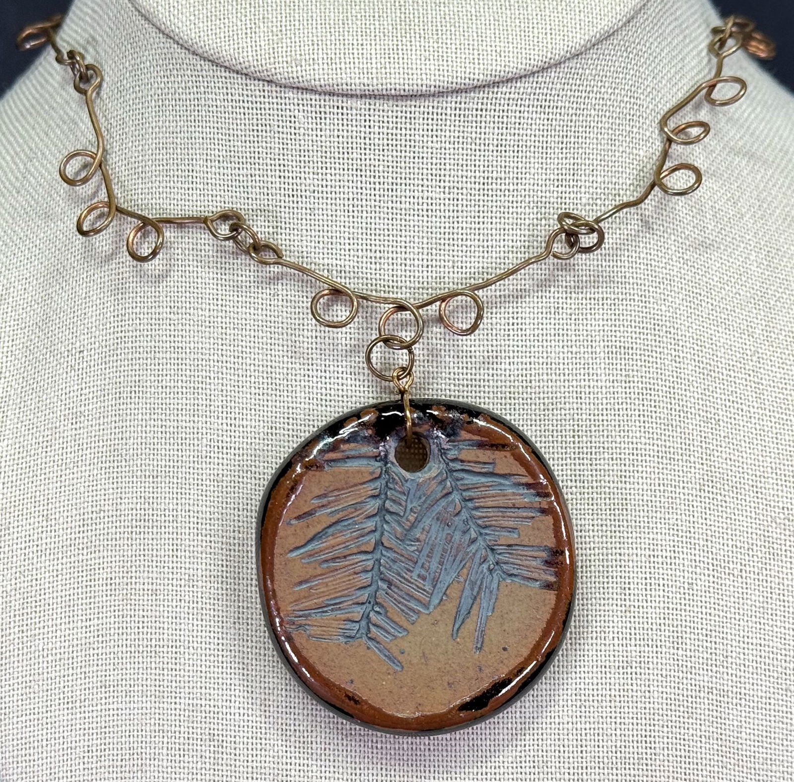 Vintage artsy leaves pottery medallion hand wired copper chain strap necklace: Vintage artsy leaves pottery medallion hand wired copper chain strap necklace. Unmarked. For measures please refer to the pictures taken with a measuring tape. Weight: 32 Grams. This is a NO RESERVE A