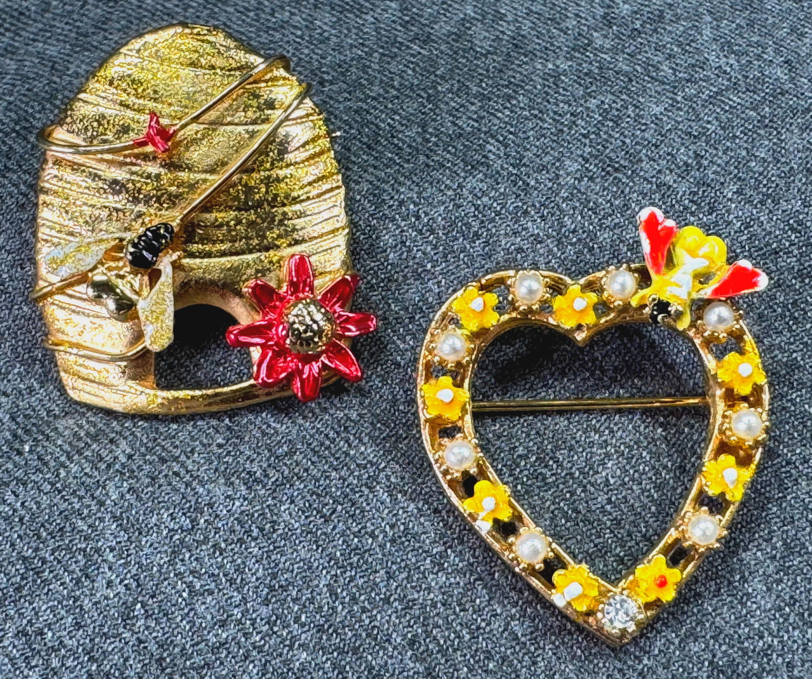Vintage Art Arthur Pepper enamel jeweled bee, flowers heart & unbranded pin brooches: Vintage Art Arthur Pepper enamel & jeweled goldtone bee & flowers heart shaped & unbranded pin brooches.The heart is marked Art and the other one is unmarked. For measures please refer to the pictures