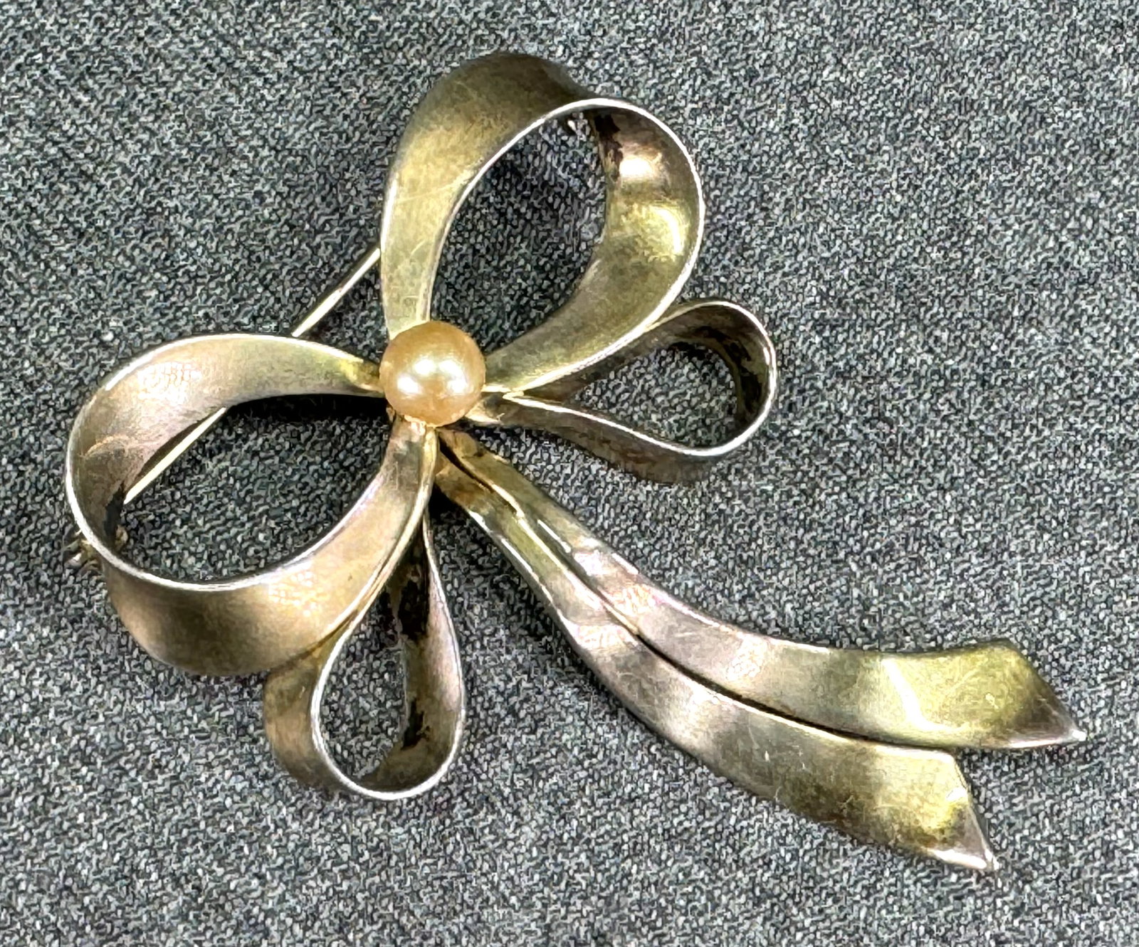 Vintage J&L Hartzberg gilt sterling pearly bead ribbons in bow pin brooch: Vintage J&L Hartzberg gilt sterling pearly bead ribbons in bow pin brooch. Marked. For measures please refer to the pictures taken with a measuring tape. Weight: 8.81 Grams. This is a NO RESERVE AUCTI