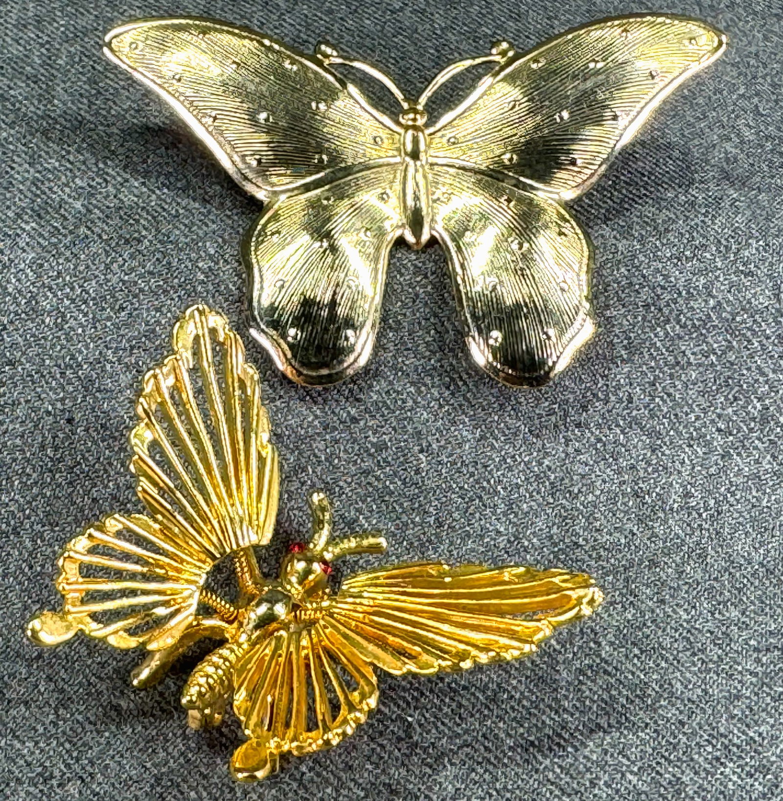 Vintage goldtone metal rhinestones eyes spring trembler wings & large butterfly pin brooches.: Vintage goldtone metal rhinestones eyes spring trembler wings and large butterfly pin brooches. Lot of 2. Unmarked. For measures please refer to the pictures taken with a measuring tape. Weight: 20 Gr