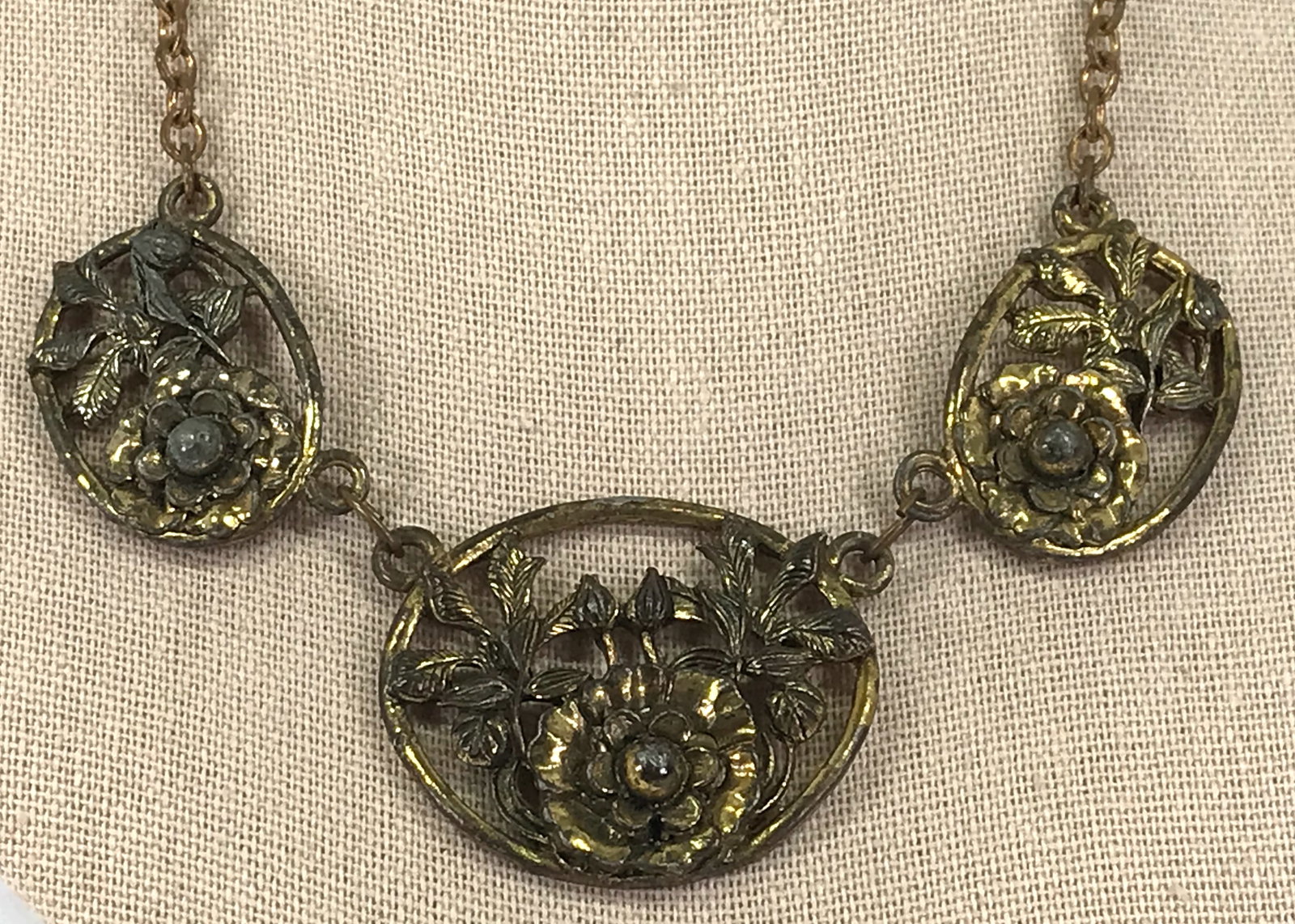 Antique art deco flowers graduated medallions collar necklace: Antique art deco flowers & leaves graduated medallions goldtone metal chain strap collar necklace. Filigree clasp. Unmarked. For measures please refer to the picture taken with a measuring tape. Weigh
