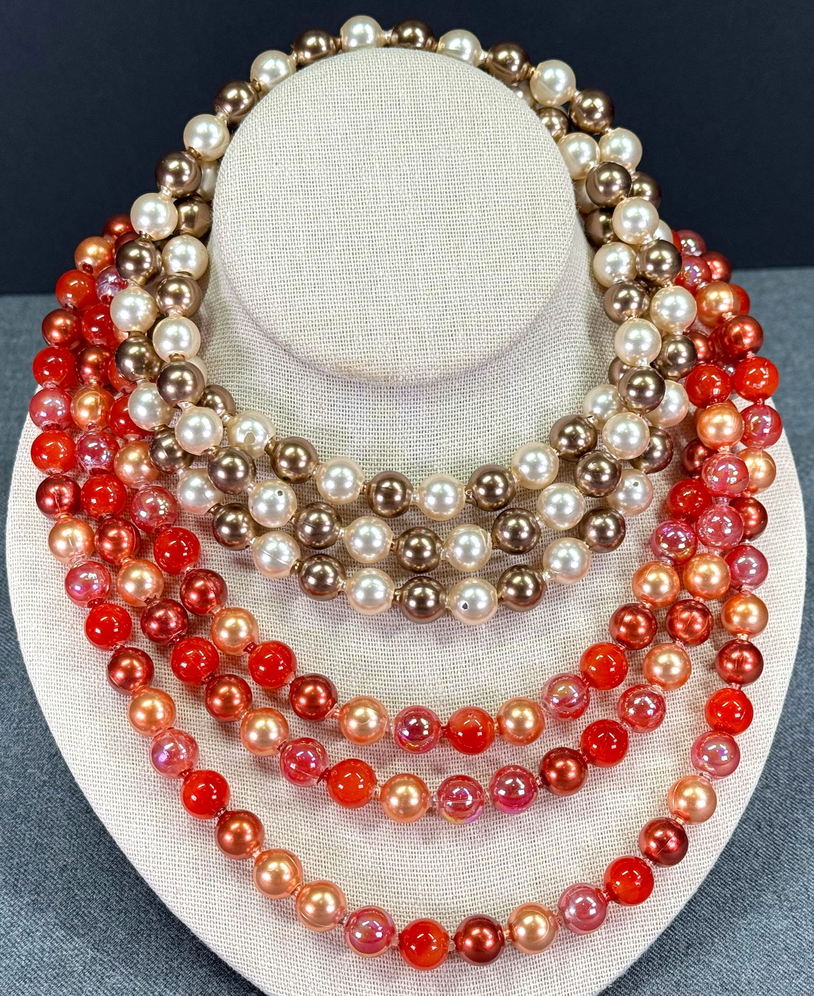 Vintage flapper style assorted pearly coating plastic pop beads necklace. Lot of 2: Vintage flapper style assorted pearly coating plastic pop beads necklace. Lot of 2. Unmarked. For measures please refer to the pictures taken with a measuring tape. Weight: 110 Grams. This is a NO RES