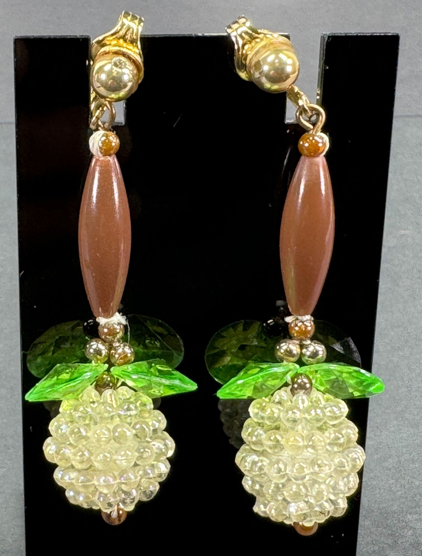 Vintage Carmen Miranda style plastic fruit dangle goldtone metal clip on earrings. (1 of 7)