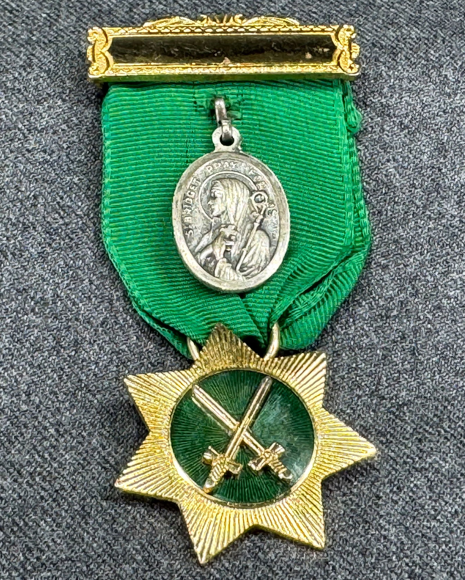 Vintage Irish Masonic Regalia with St Bridget and St Patick silvertone medal sewed: Vintage Irish Masonic Regalia with St Bridget and St Patick silvertone medal sewed. For measures please refer to the pictures taken with a measuring tape. Weight: 20 Grams. IN HOUSE Estimated* shippin