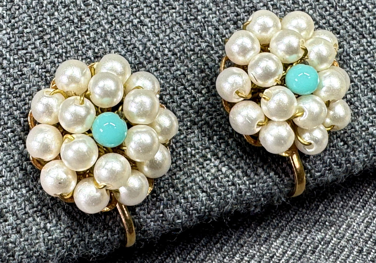 Vintage Hobe pearly & turquoise color beads gold-toned flower clip earrings u: IN HOUSE FLAT SHIPPING & HANDLING COST WITHIN ALL THE U.S. : $7 To bypass LiveShipping, and use our In-House shipping service for $7 or shipping combined for multiple lots, please select “Arrange Yo