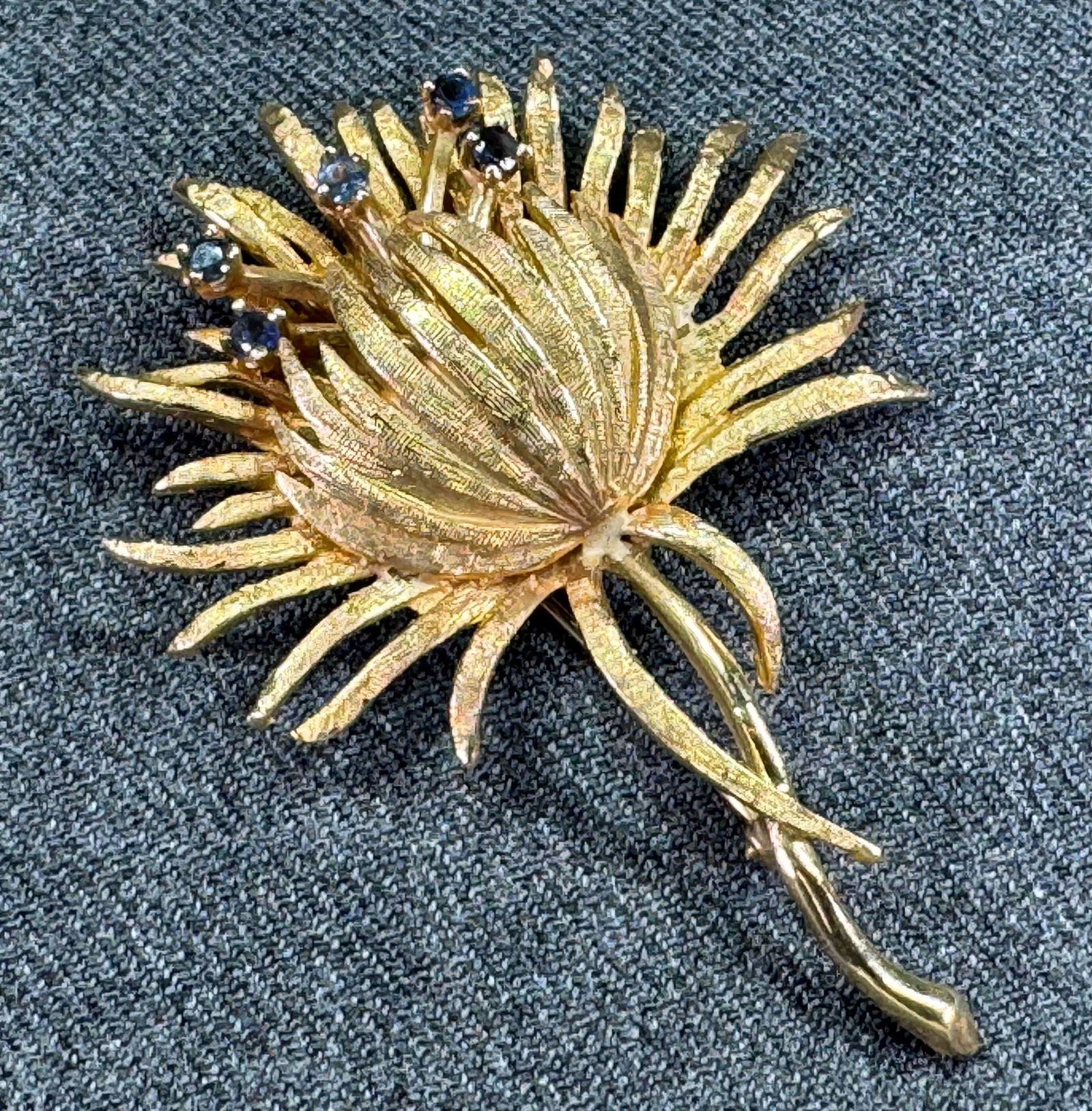 Vintage Rosell 14K solid yellow gold blue sapphires flower brooch pin (1 of 13)