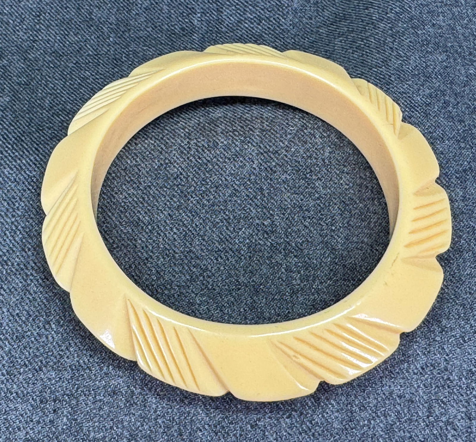Vintage carved light beige plastic bracelet bangle: IN HOUSE FLAT SHIPPING & HANDLING COST WITHIN ALL THE U.S. : $7 To bypass LiveShipping, and use our In-House shipping service for $7 or shipping combined for multiple lots, please select “Arrange Yo